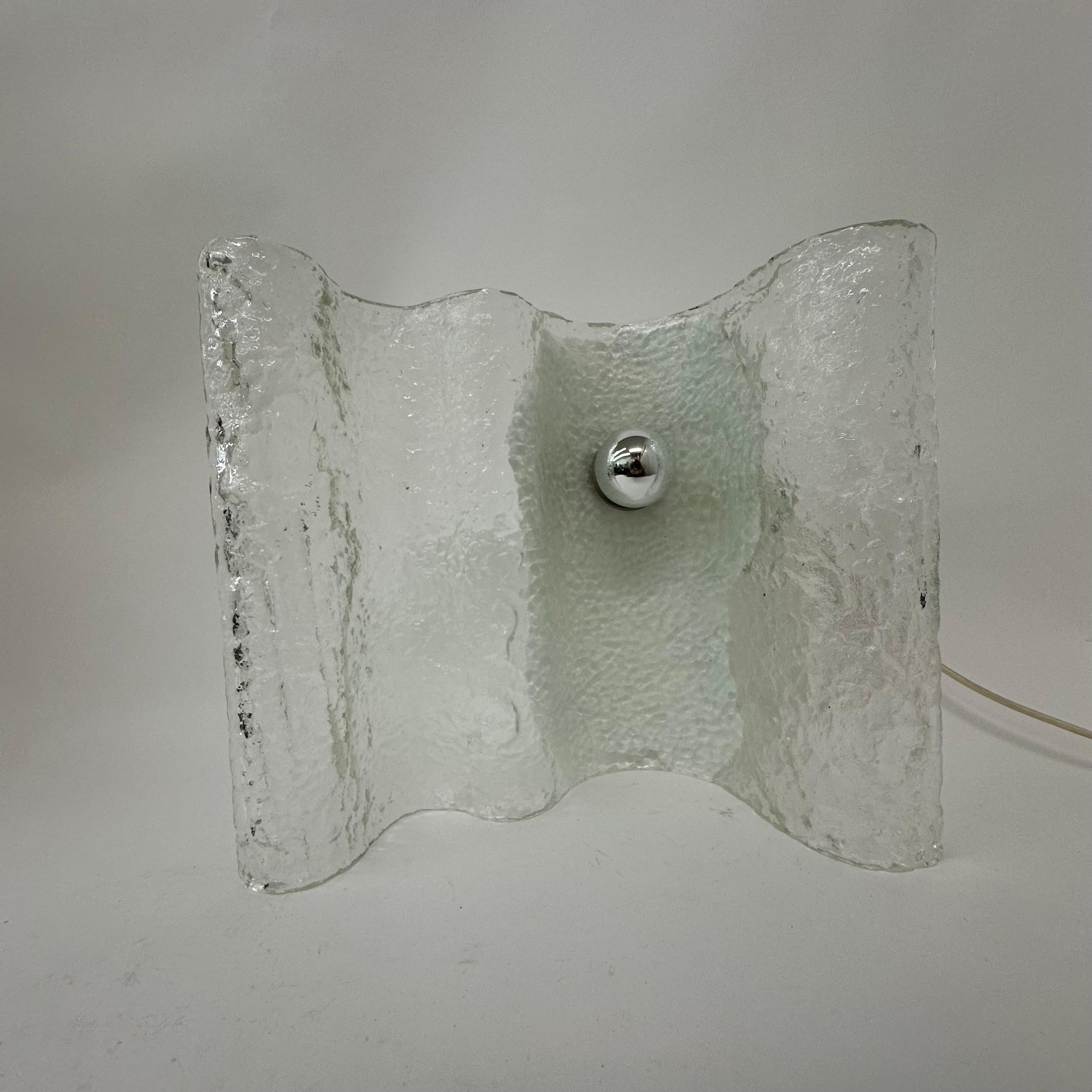 Lámpara de mesa de cristal Kalmar Wave ice , años 70 Alemania Moderno de mediados de siglo en venta
