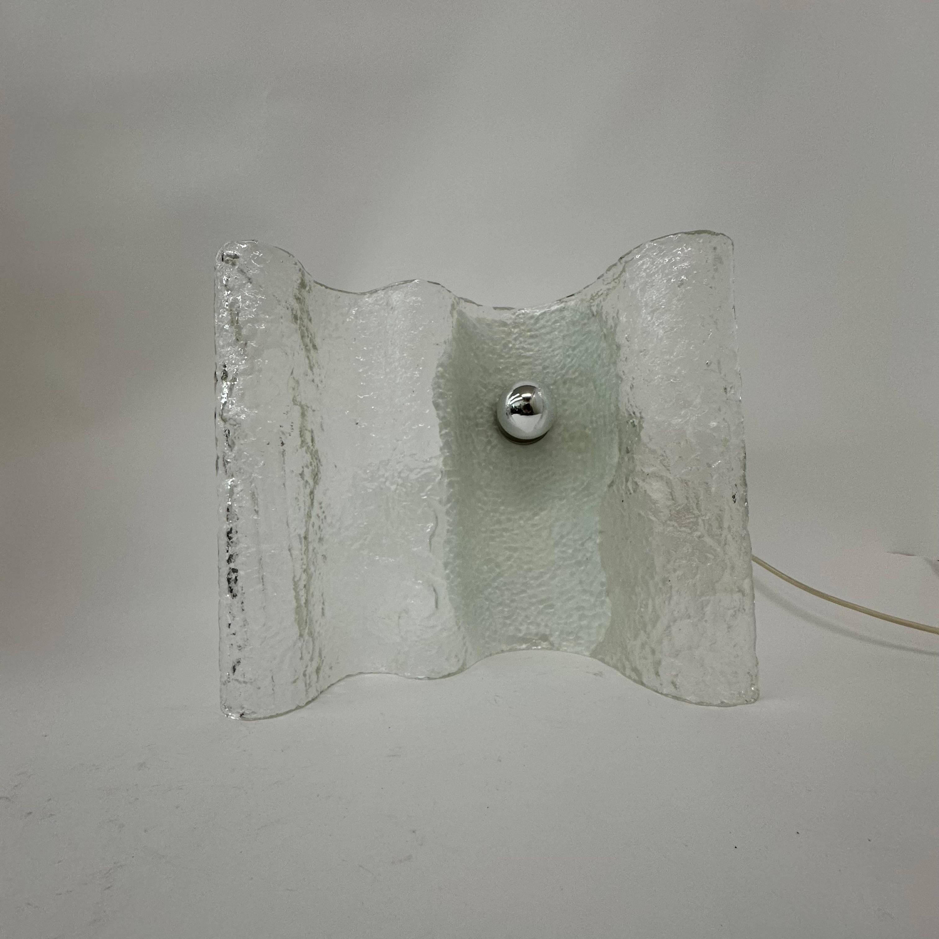 Lámpara de mesa de cristal Kalmar Wave ice , años 70 Alemania en Bueno estado para la venta en Delft, NL