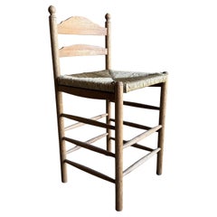 Taburete de altura de mostrador Kalmar de roble blanco con asiento de yute en acabado marrón cálido