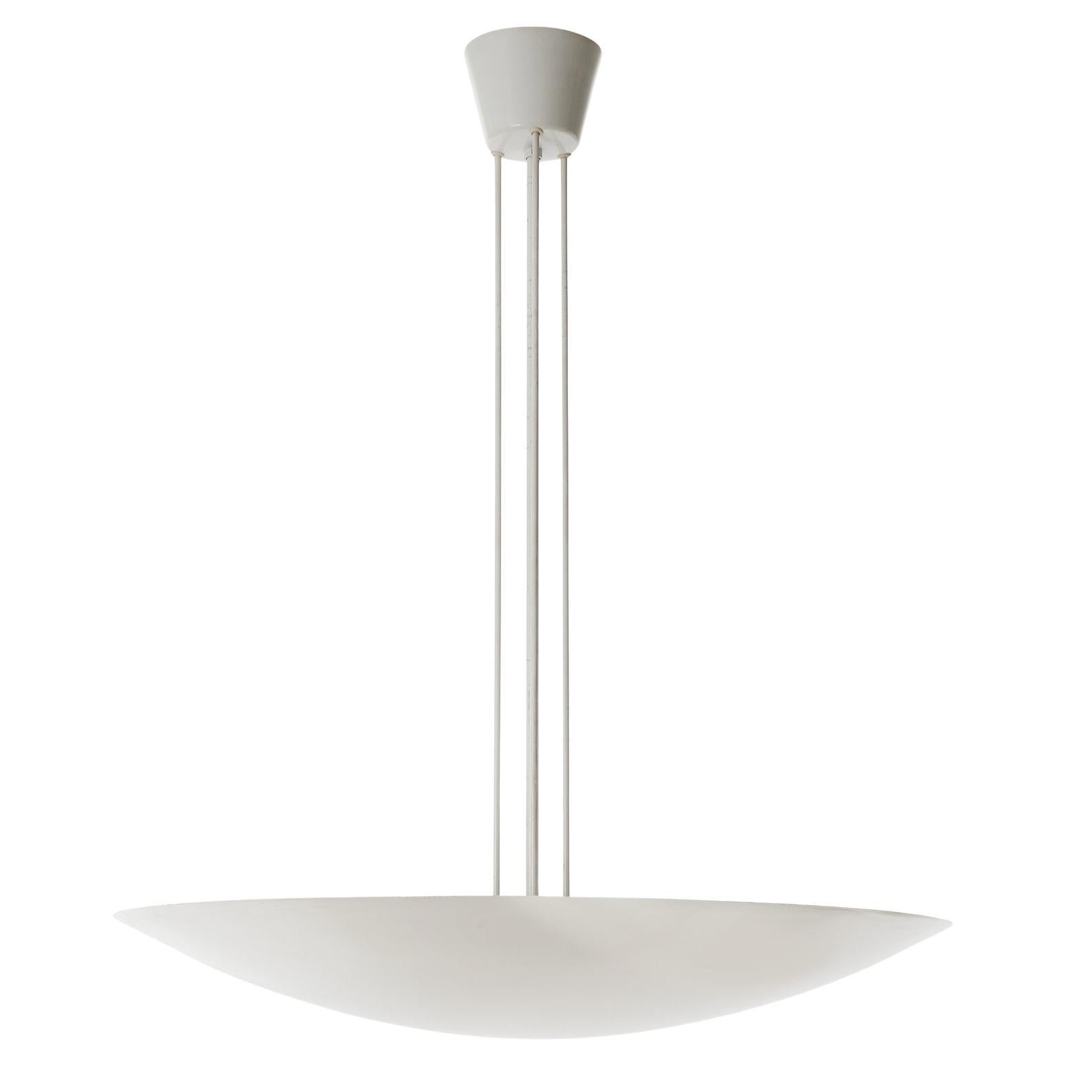 Un grande lampadario a luce bianca a ciotola / a sospensione di J&T. Kalmar, Austria, prodotto a metà del secolo scorso, intorno al 1970 (fine anni '60 o inizio anni '70).
Questo illuminatore è dotato di sei prese per lampadine medie o standard con
