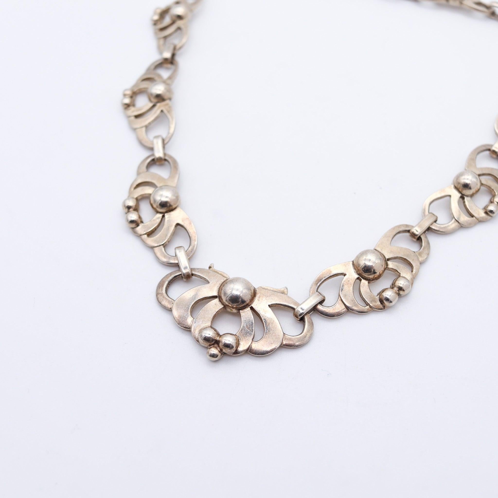 KALO Chicago 1910 Art & Craft Sculptural Graduated Necklace In .925 Sterling In Excellent Condition For Sale In Miami, FL