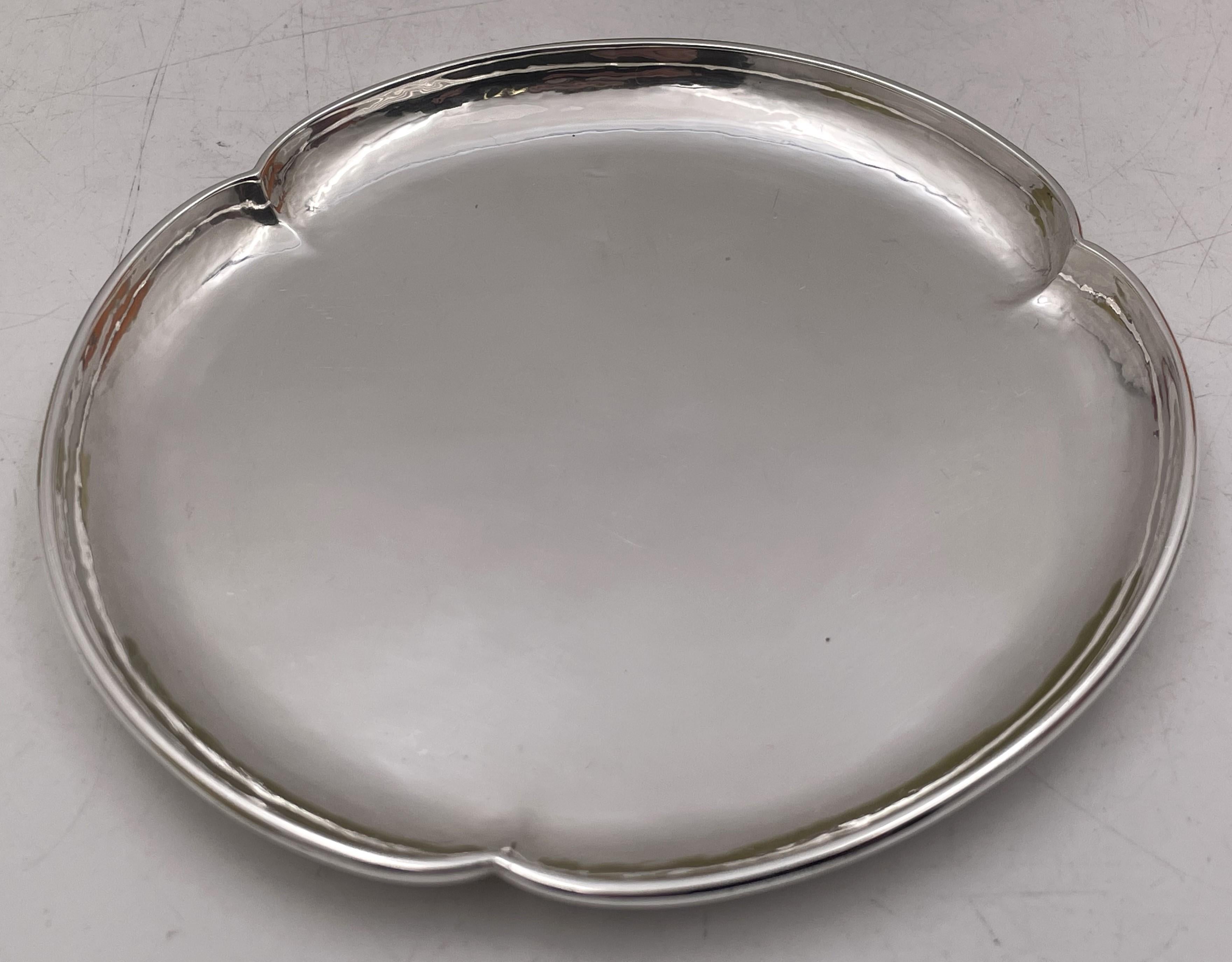 Kalo, ensemble de 8 assiettes à dessert en argent sterling magnifiquement travaillées (martelées à la main) dans le style Arts & Crafts, avec un élégant design multilobé, du début du 20e siècle. Ils mesurent 5 1/3'' de diamètre par 1/8'' de hauteur,