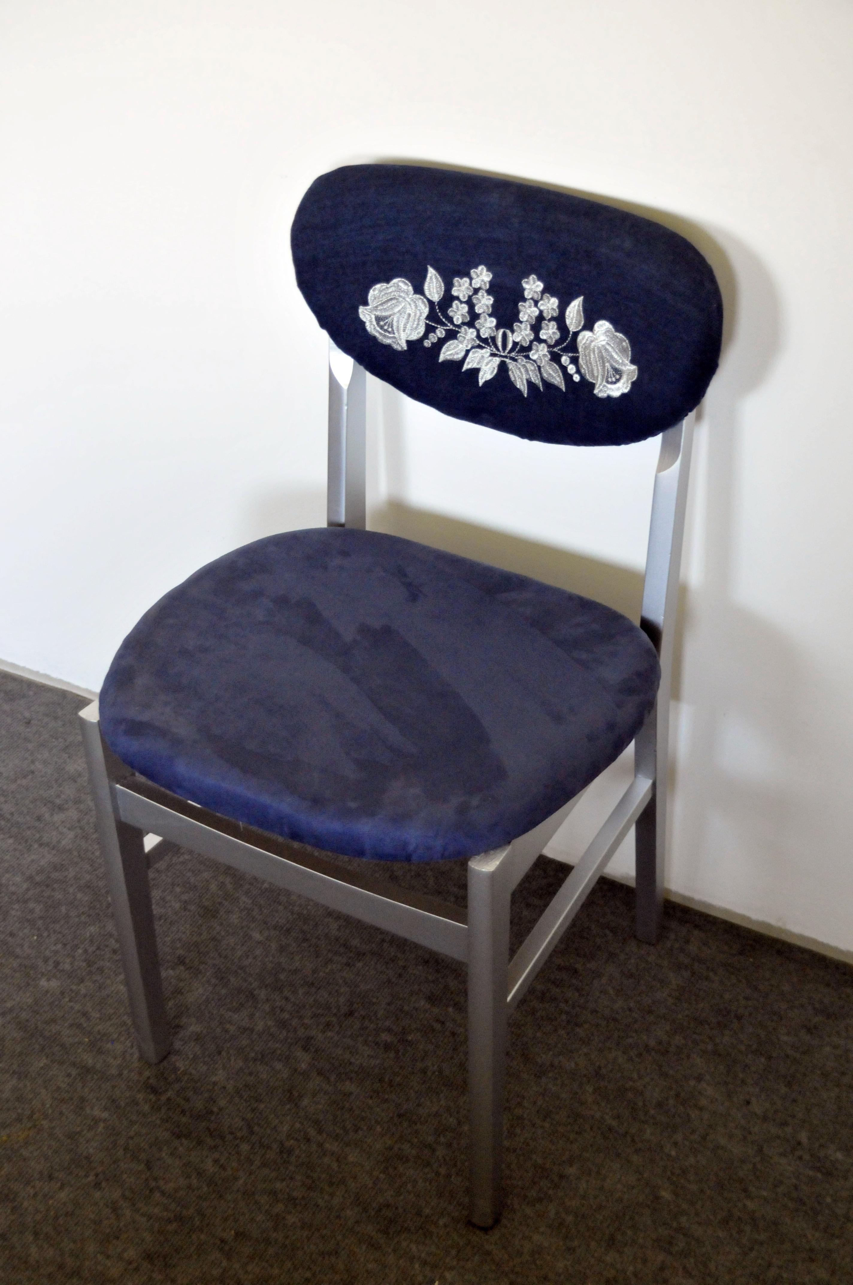 This kalocsa patterned blue chair makes great Atmosphere. We recovered
the old chair with farmer material, and embroidered silver kalocsa pattern to
the backrest. The wooden part is painted silver.
Size: 77 x 42 x 44 cm
It looks great as a part