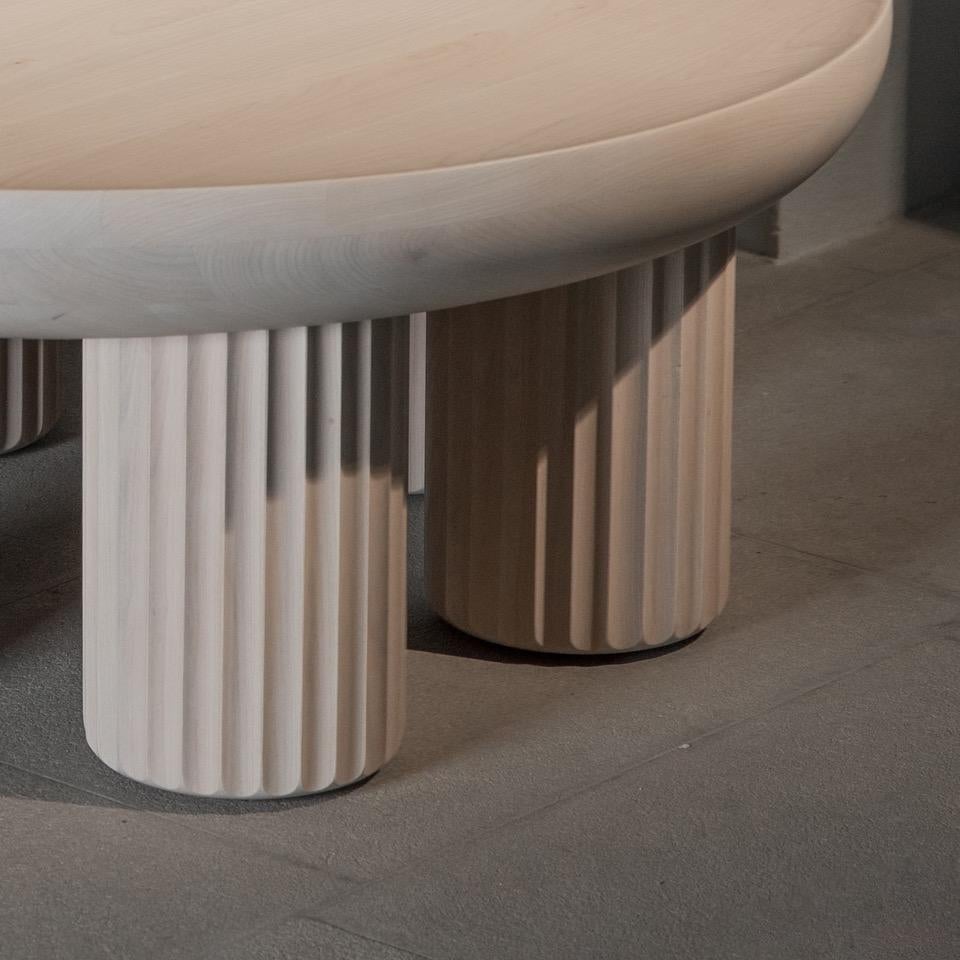 Les tables basses présentées font partie de la collection Eclecticism, dans laquelle le designer recherche la relation entre l'histoire et le présent. Chaque pièce de la collection s'inspire vaguement d'un style particulier ou d'un mouvement du