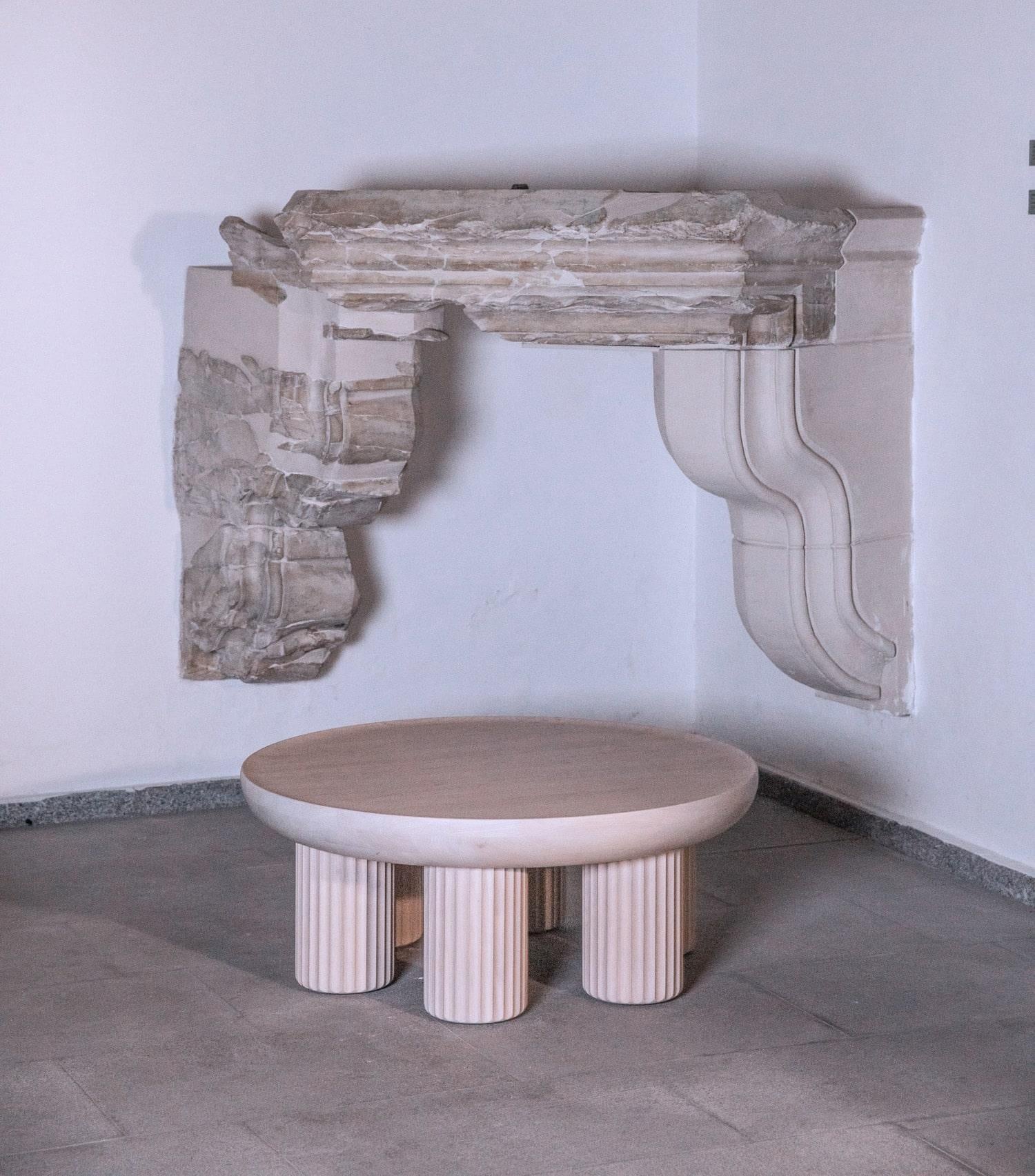 XXIe siècle et contemporain Table basse Kalokagathos, fabriquée à la main, en bois de frêne massif avec finition naturelle en vente
