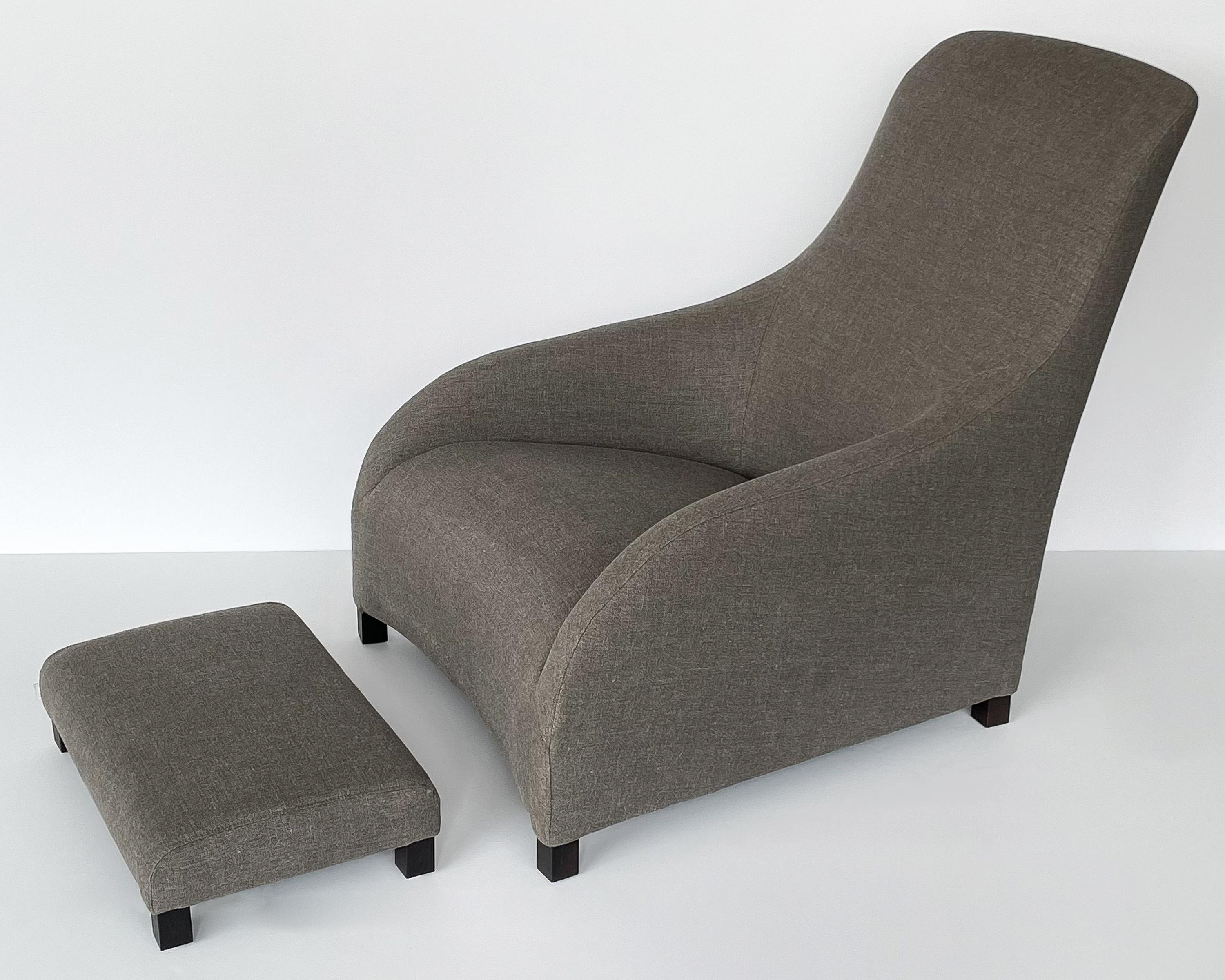 Kalos lounge chair and ottoman designed by Antonio Citterio for B&B Italia / Maxalto, designed in 1997. This chair and ottoman have been newly upholstered in a warm medium gray Belgian linen. Both the chair and ottoman retain the original tags and