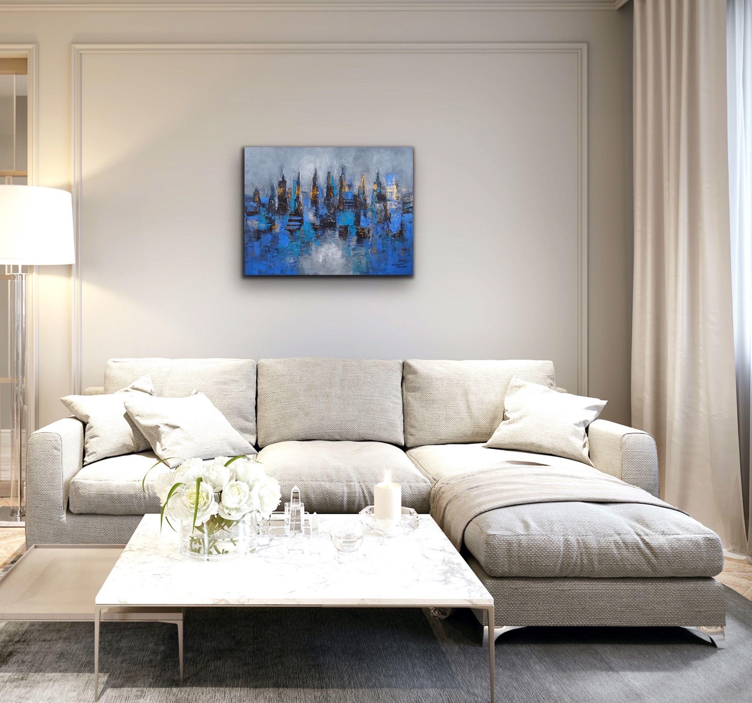 Midnight Metropolis V, un paesaggio urbano astratto di grandi dimensioni in blu con accenni d'oro.    Un'opera d'arte che farà bella mostra di sé sulla parete.  Ricco di colore e consistenza.  I lati della tela sono rifiniti in nero e l'opera è