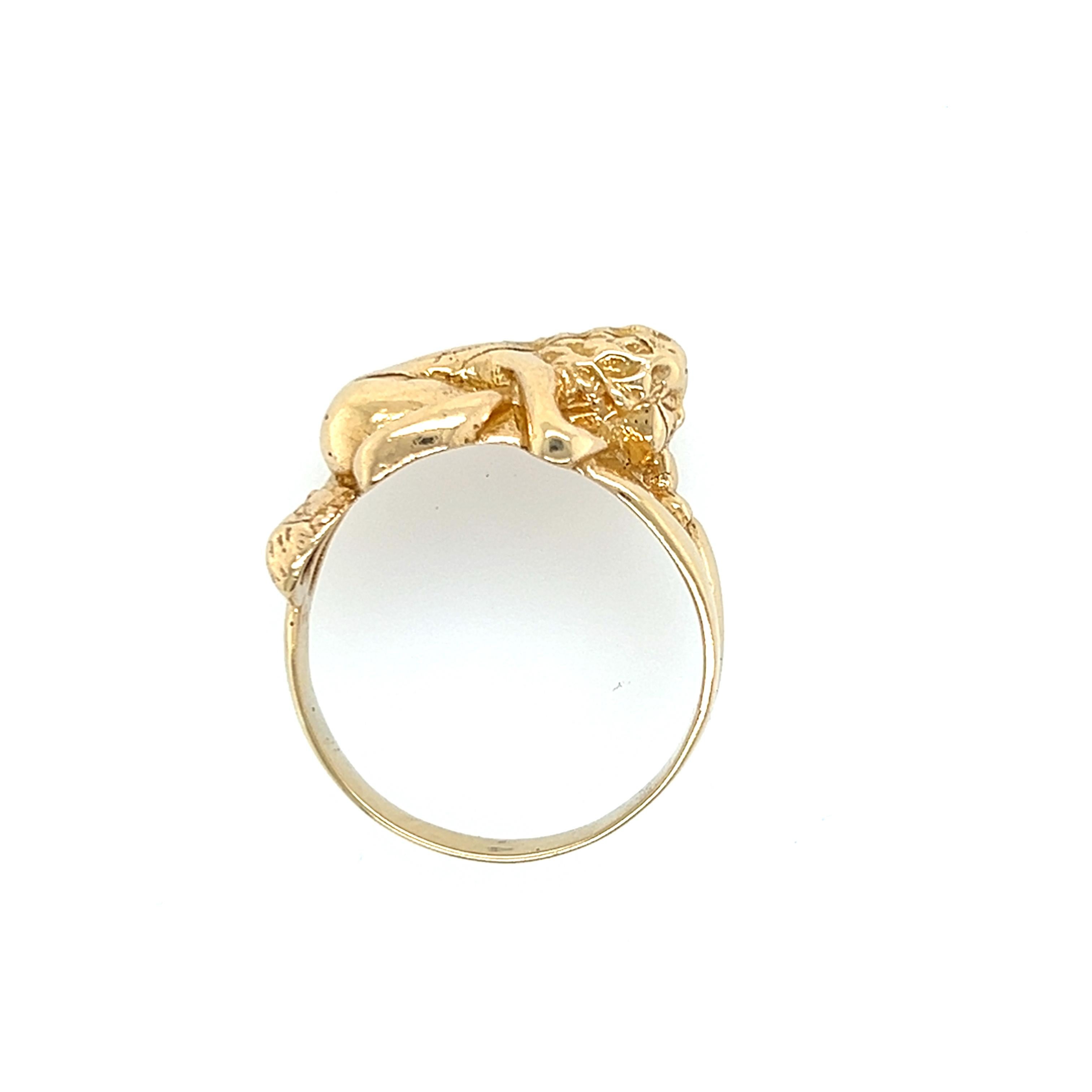 Dieser Ring aus 14-karätigem Gelbgold zeigt ein kompliziertes Kama Sutra-Design mit Liebespositionen. Der Ring hat die Größe 10 3/4 und ist größenveränderbar, obwohl wir keine Größenänderung anbieten. Dieser Ring wiegt 7,4 Gramm.