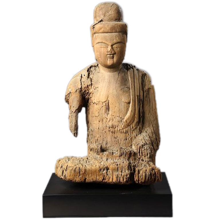 Japanische Shinzu-Skulptur aus der Kamakura-Periode. Shinzo ist die Darstellung eines Gottes oder Geistes in der Shinto-Religion. Diese Skulptur wurde aus einem einzigen Stück Hinoki-Holz geschnitzt, ein Verfahren, das ichiboku zukuri genannt wird.