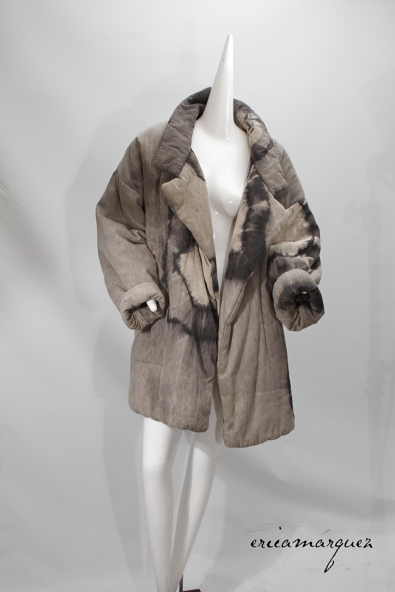 KAMALI 18008, Cocoon Puffer Coat, oversize, Grey and Charcoal Tie Dye en vente 11
