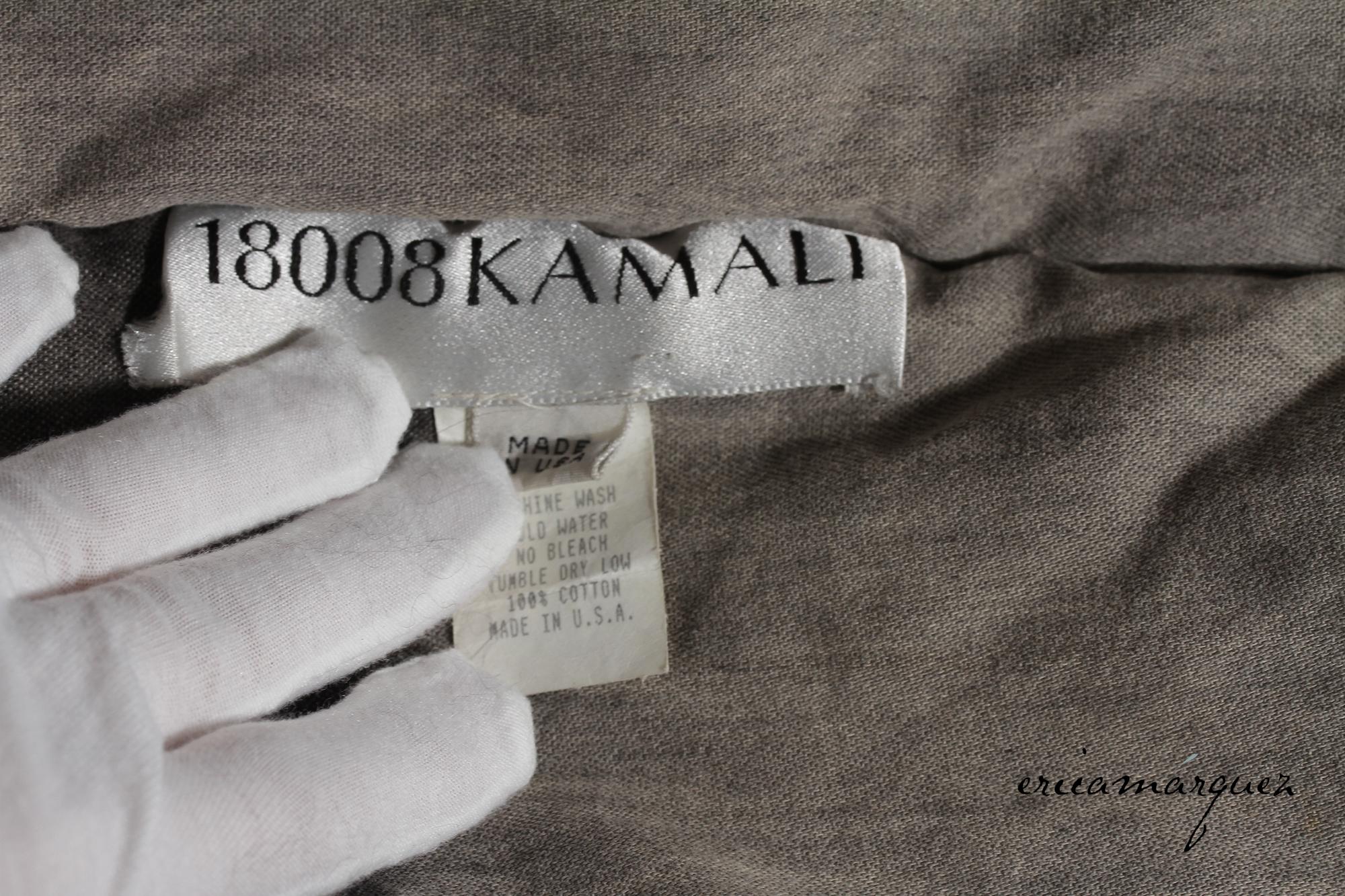 KAMALI 18008, Manteau bouffant Cocoon, surdimensionné, longueur genoux, gris et anthracite, années 1980

Provenant d'une importante Collectional, provenance sur demande. 

•	D'une épaule à l'autre : 30