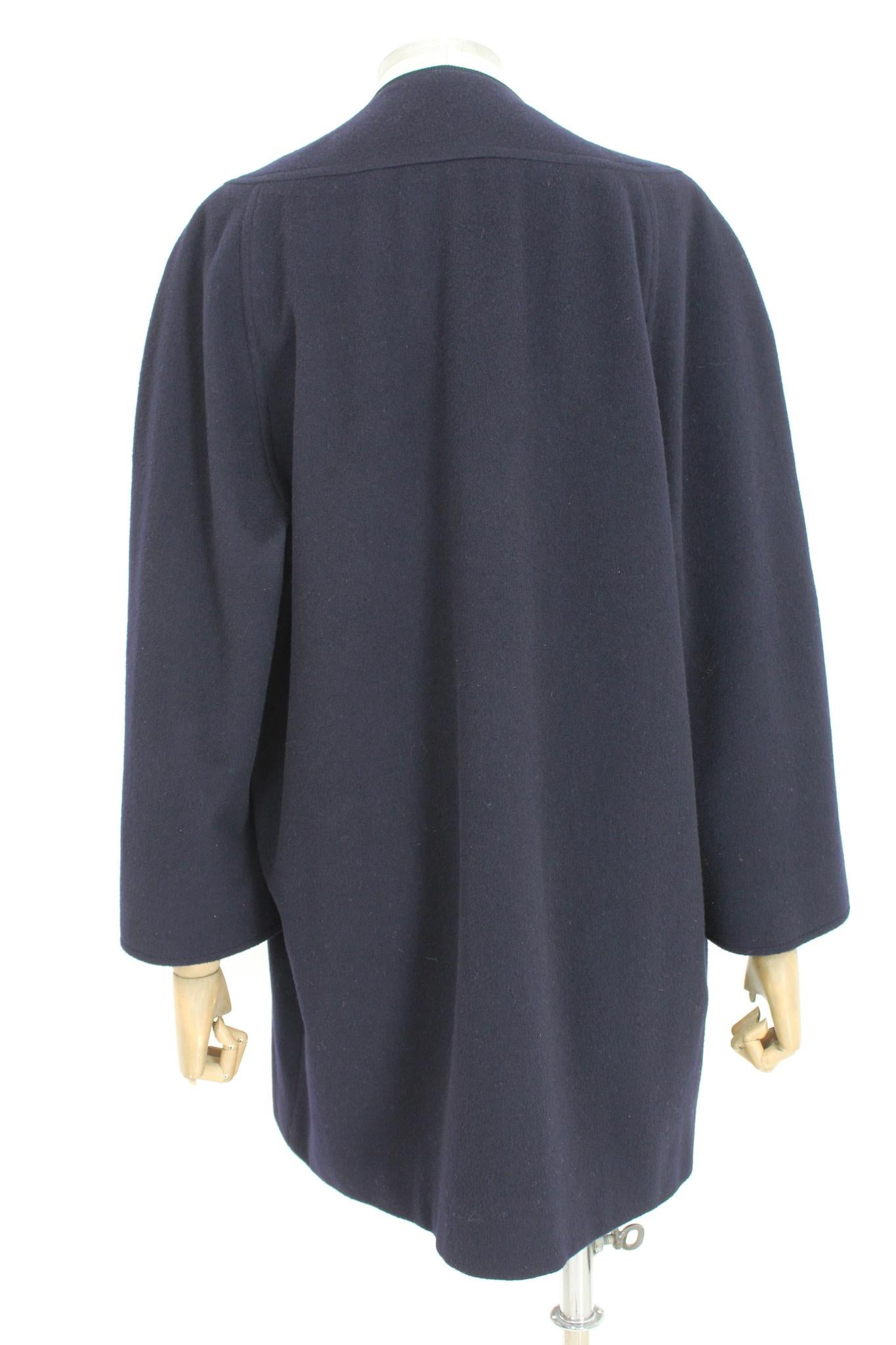 Kamanta 80s blue cashmere coat. Wide model, one golden button closure. 50% cashmere, 50% wool fabric, internally lined. Made in Italy.

Size: 44 It 10 Us 12 Uk

Shoulder: 44 cm
Bust / Chest: 60 cm
Sleeve: 60 cm
Length: 89 cm