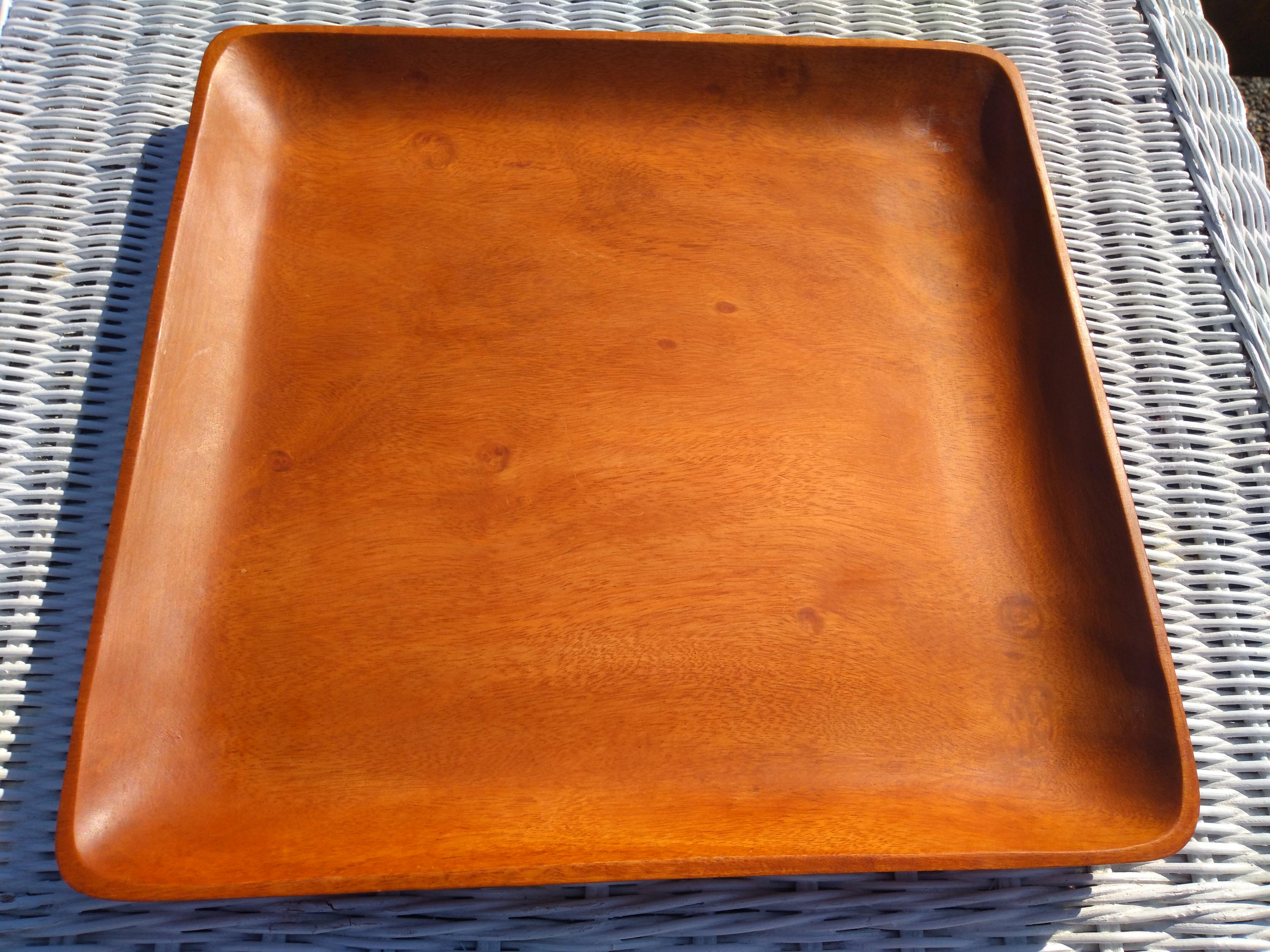 Bandeja para servir de madera de teca Kamari Woods Moderno de mediados de siglo en venta