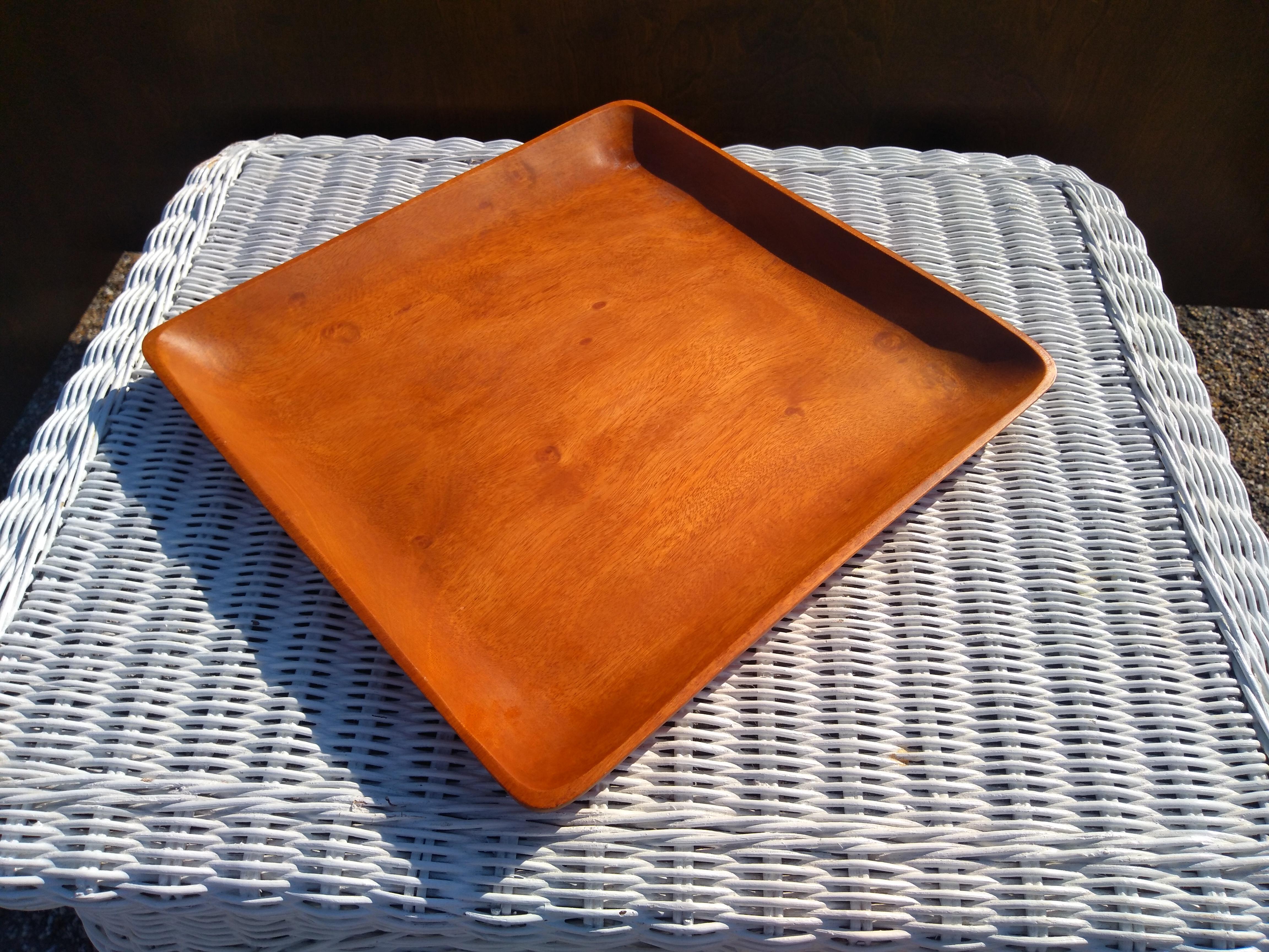 Bandeja para servir de madera de teca Kamari Woods en Bueno estado para la venta en Pasadena, TX