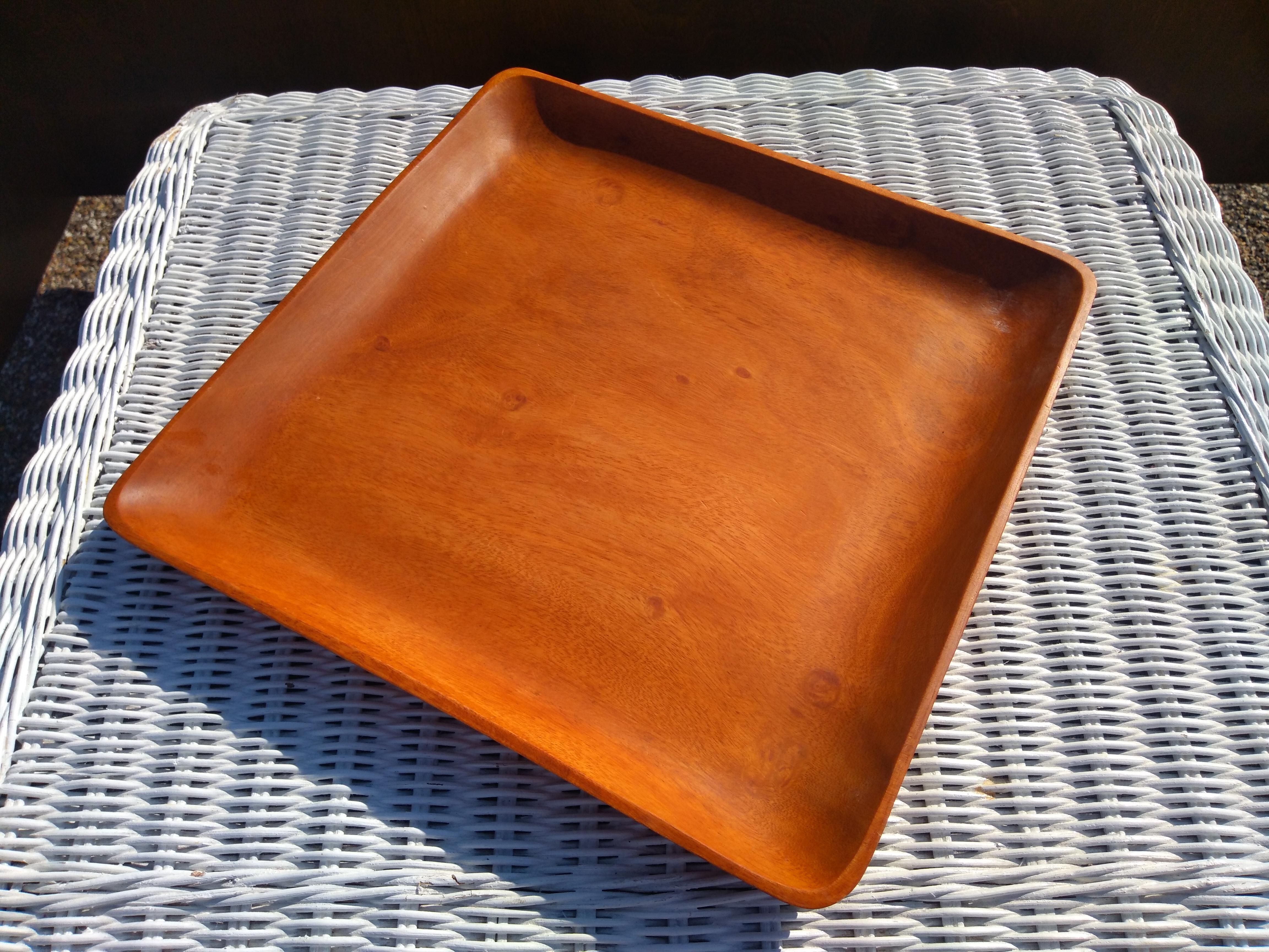 Bandeja para servir de madera de teca Kamari Woods siglo XX en venta
