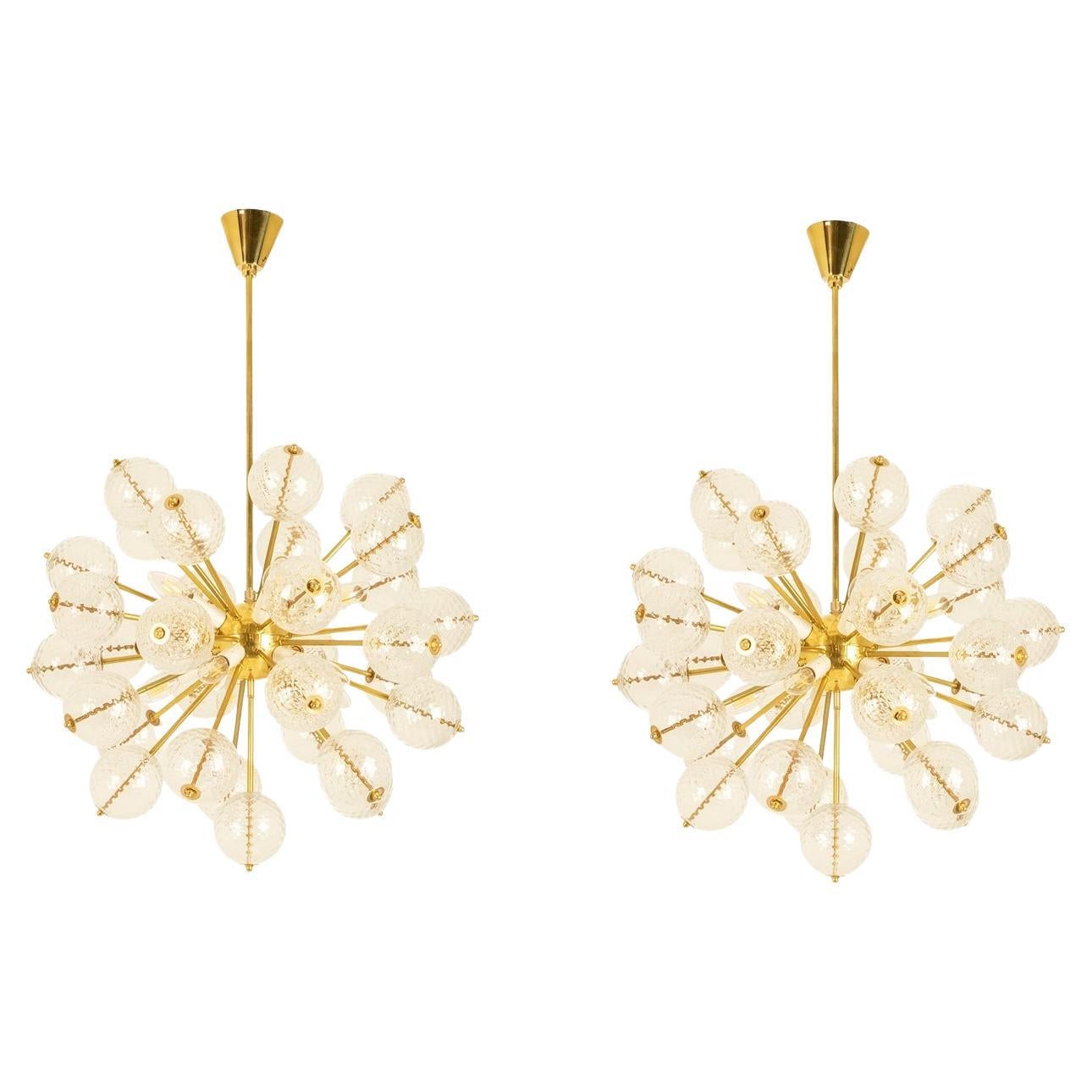 Kamenicky Senov, pubblicato da. Coppia di lampadari in ottone e vetro. Circa 1970