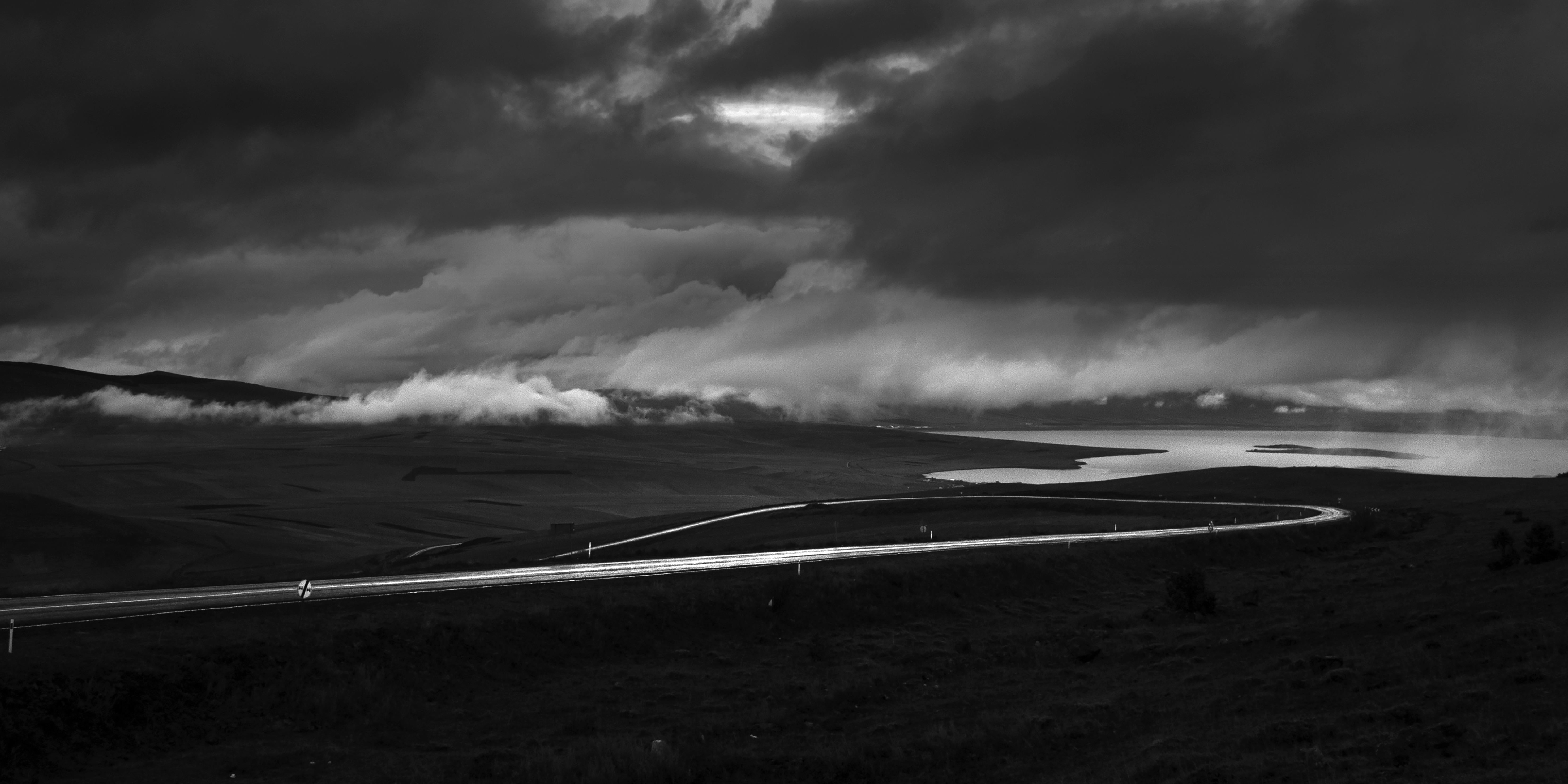 Kamil Fırat Black and White Photograph – ROAD-Reihe