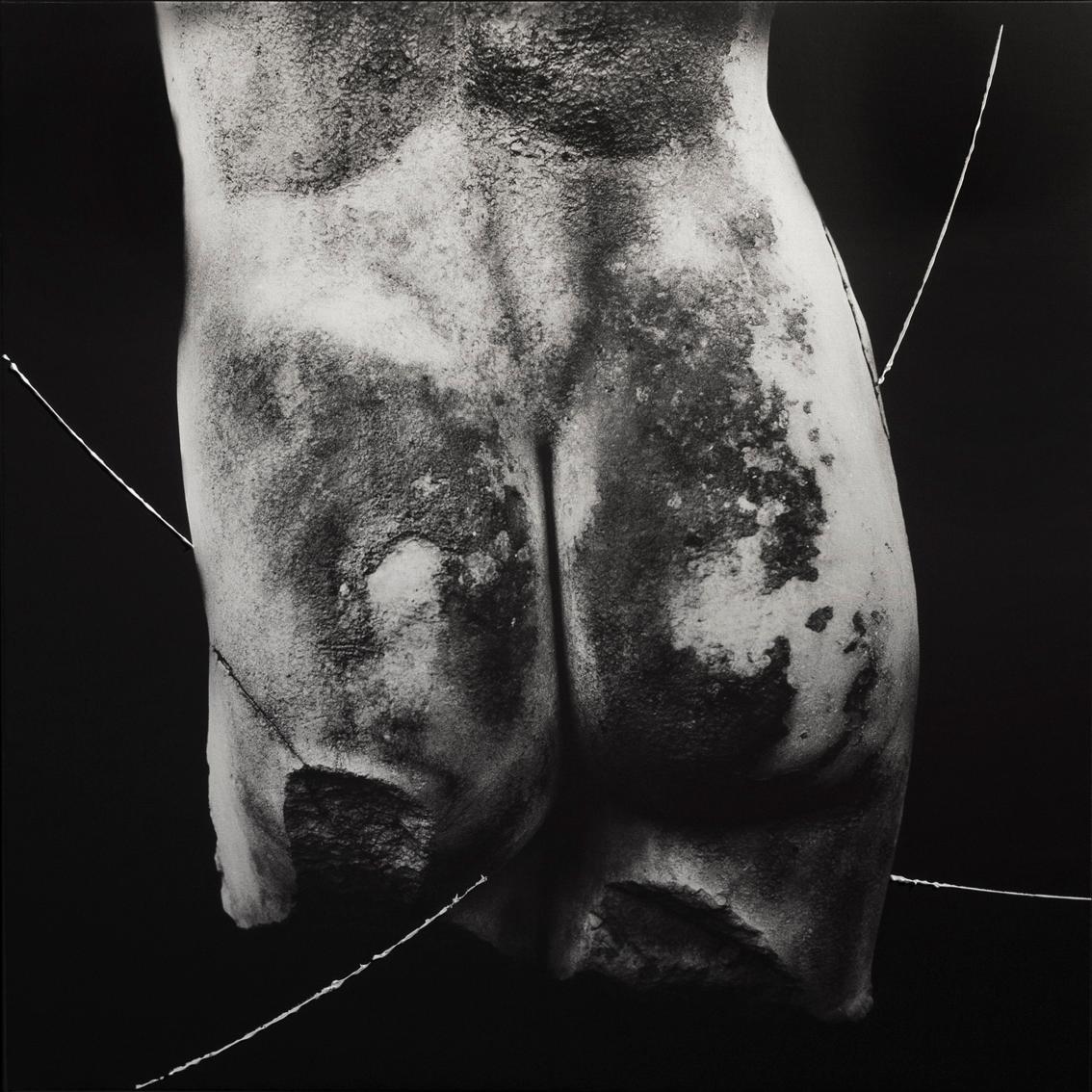 Kamil Fırat Black and White Photograph – Serie Stone Faces aus Stein