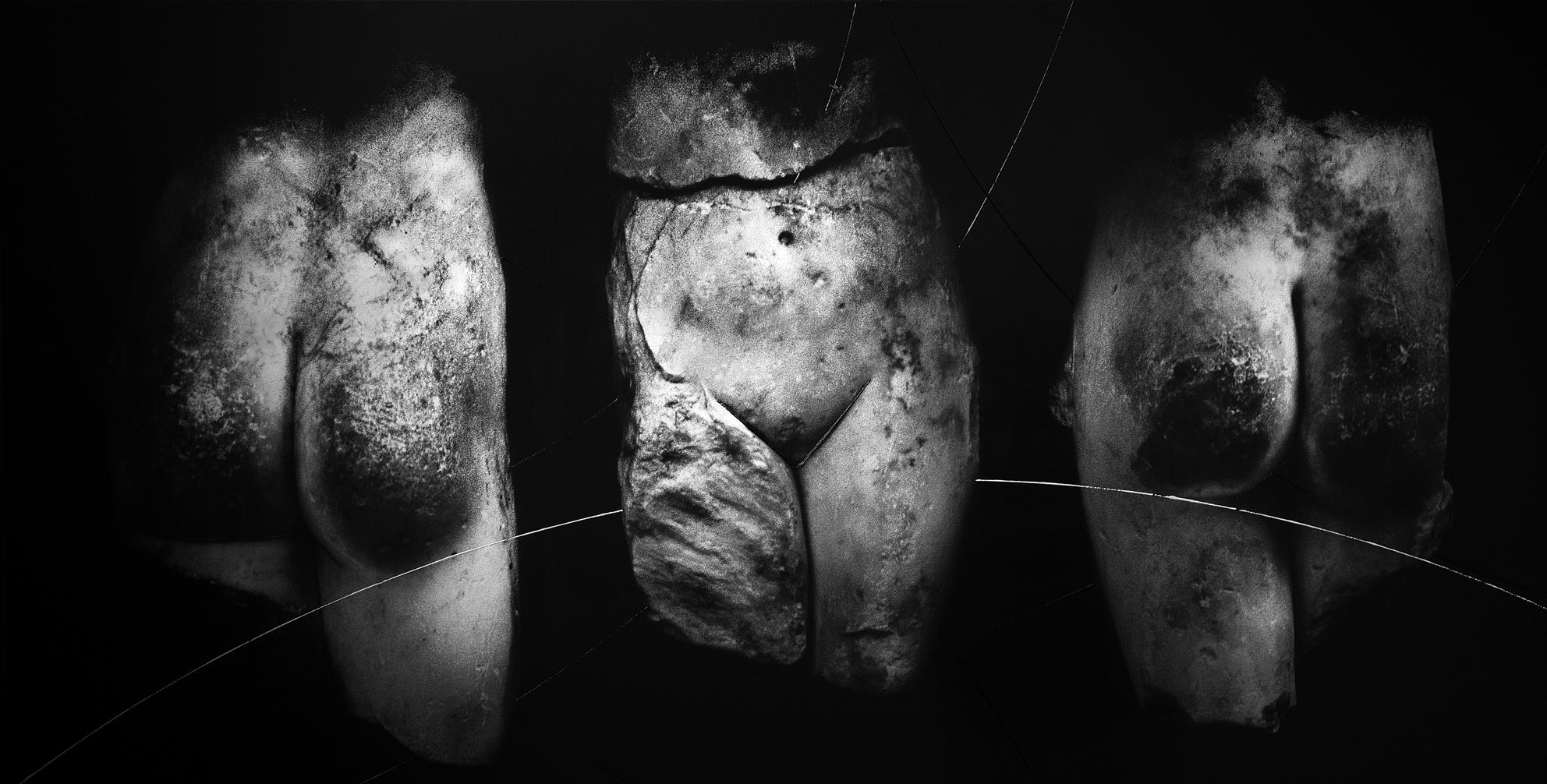 Kamil Fırat Nude Photograph – Serie Stone Faces aus Stein