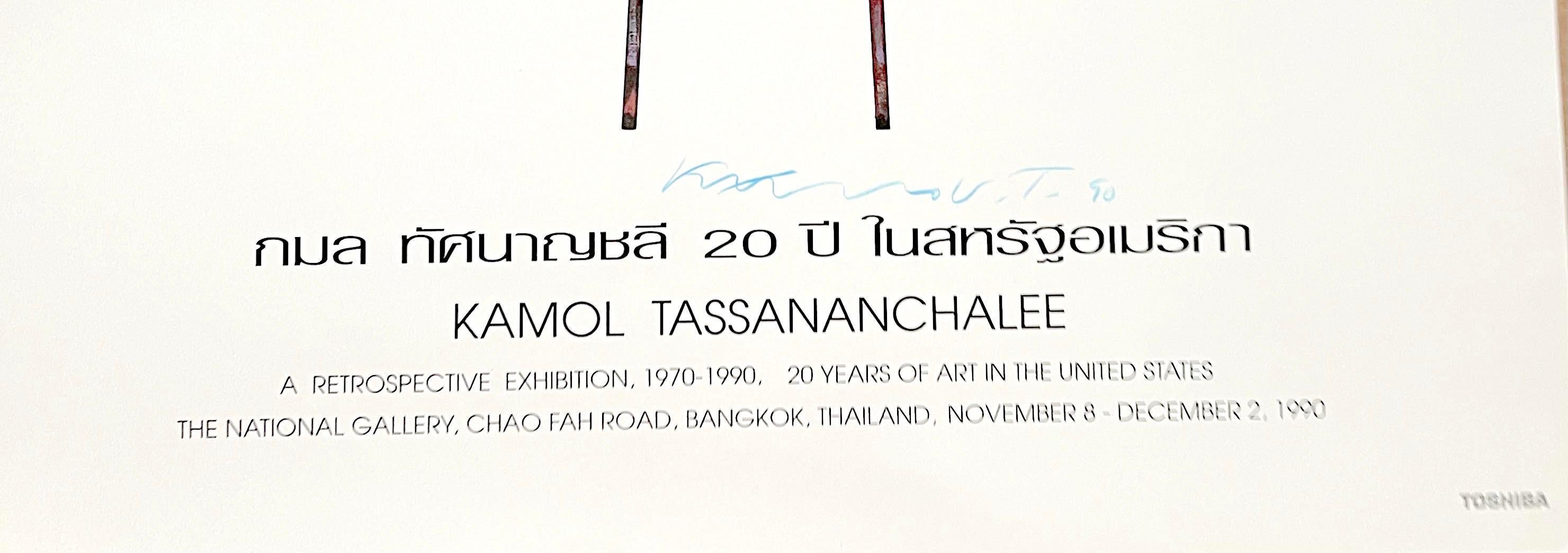 Kamol Tassananchalee
Plakat für eine Retrospektive in der Nationalgalerie, Thailand (handsigniert), 1990
Offsetlithografie-Poster 
Handsigniert und datiert von Kamol Tassananchalee in blauer Kreide auf der Vorderseite
28 × 23 Zoll
Ungerahmt
Das