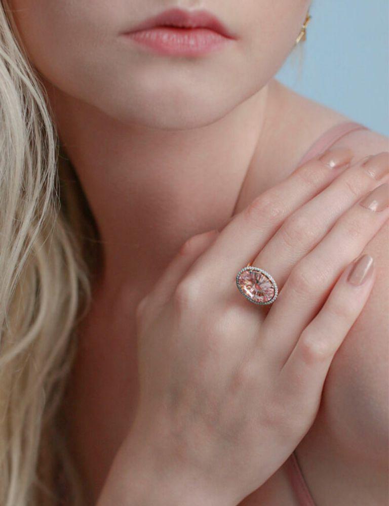 KAMURU RING – Morganite, Sapphire, Diamond and 18K Gold In New Condition For Sale In London, GB