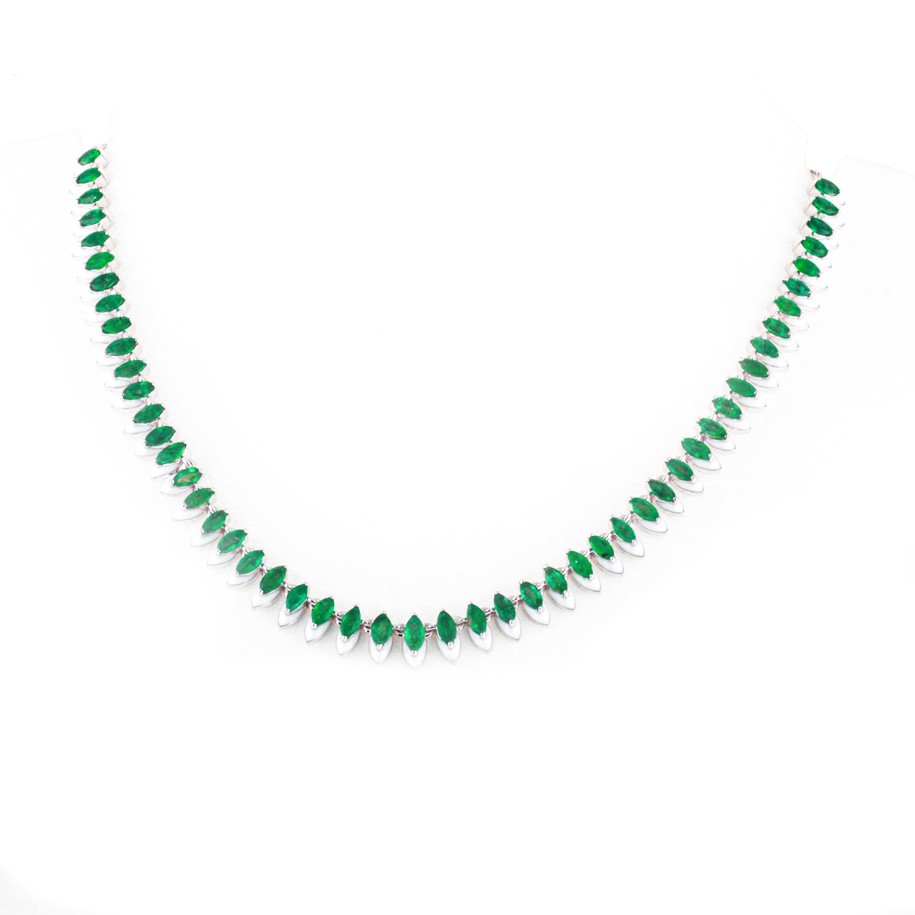 Marquise Form 0,20 Karat Smaragde in einer Serie, in Kombination mit weißen  oder dämmerungsblauer Emaille. Dieses Halsband ist aus 18 Karat Weißgold gefertigt und hat einen selbst einstellbaren Kugelkettenmechanismus. 