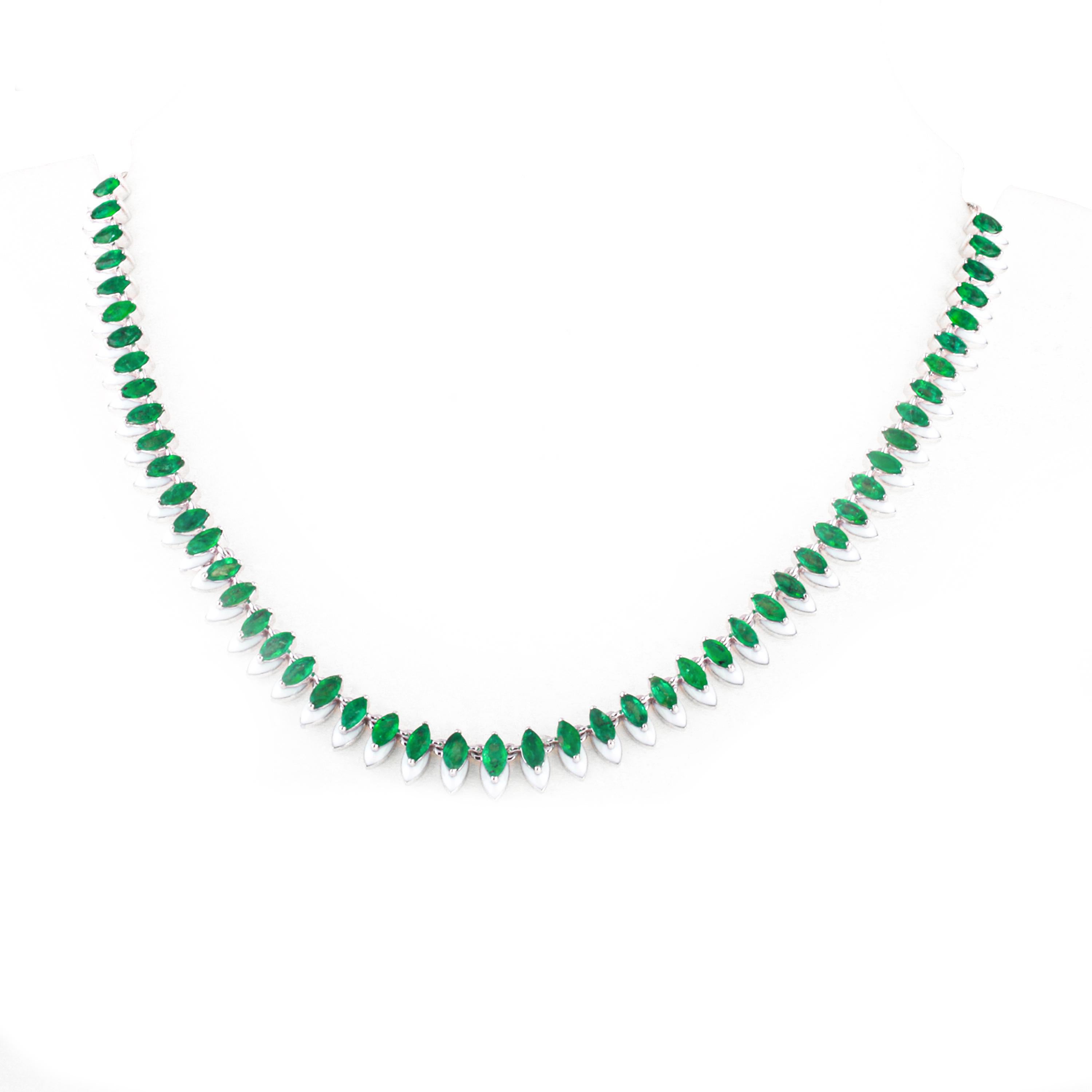 Emeraudes de forme marquise de 0,20 carat en série, en combinaison avec du blanc.  ou en émail bleu crépuscule. Ce tour de cou est réalisé en or blanc 18 carats et possède un mécanisme de chaîne à boules auto-ajustable. 