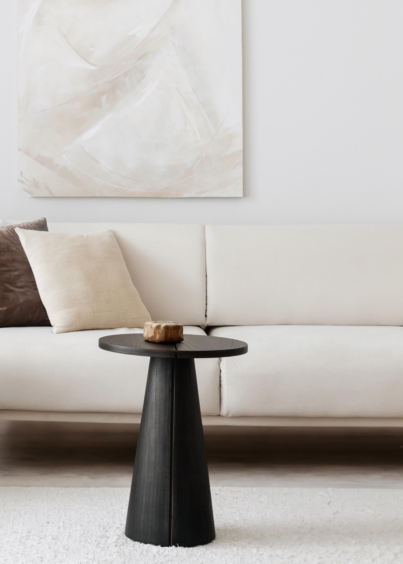 Intagliato a mano Tavolino Kanat dal look distintivo, Oak Oak fumé, medio in vendita