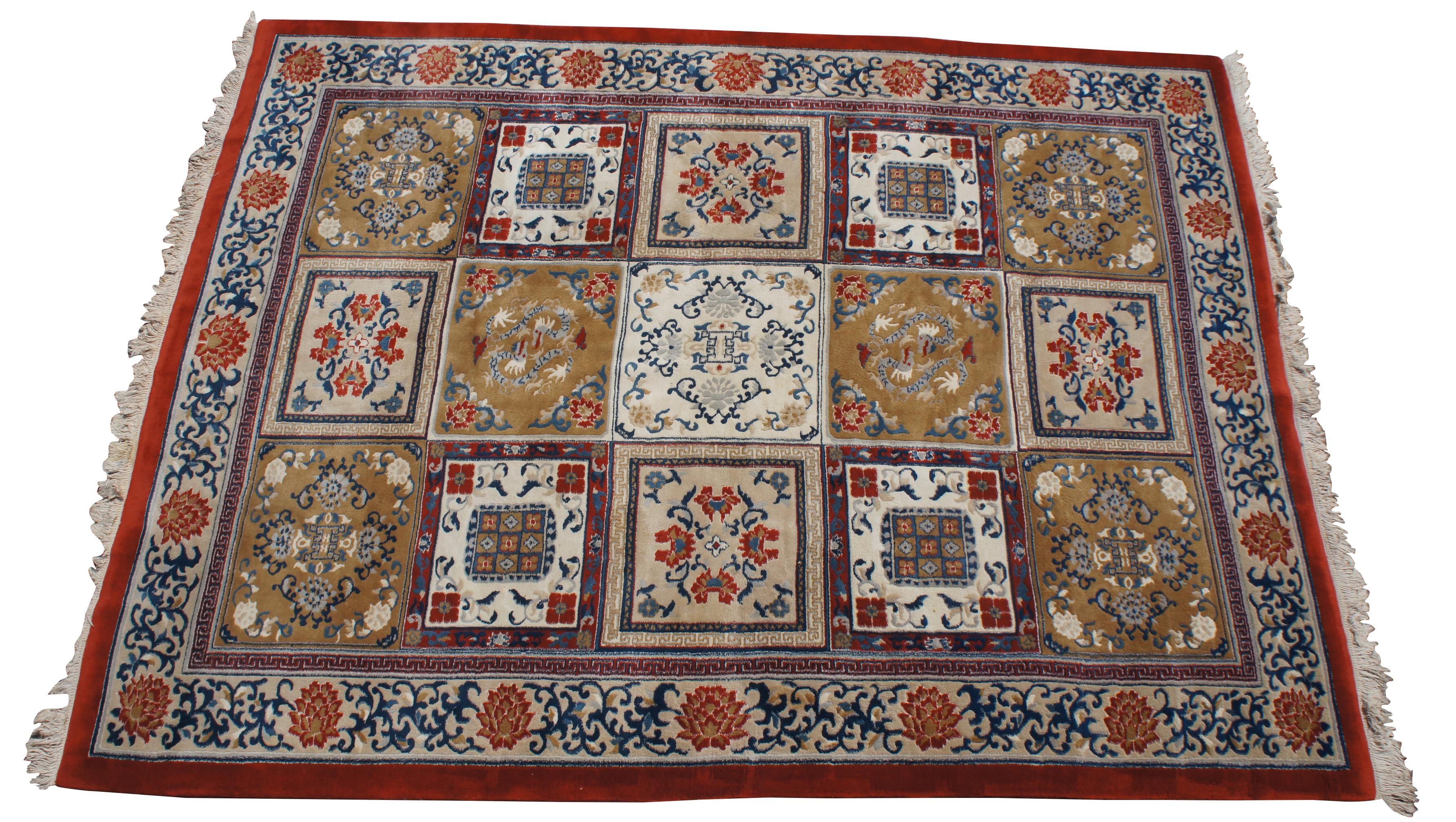 Vintage tapis Kandahar 100% laine vierge, noué à la main. Il s'agit d'un dessin géométrique avec des boîtes / carreaux / carrés avec différents motifs. Principalement floral avec des chrysanthèmes et d'autres fleurs en plus de quelques animas