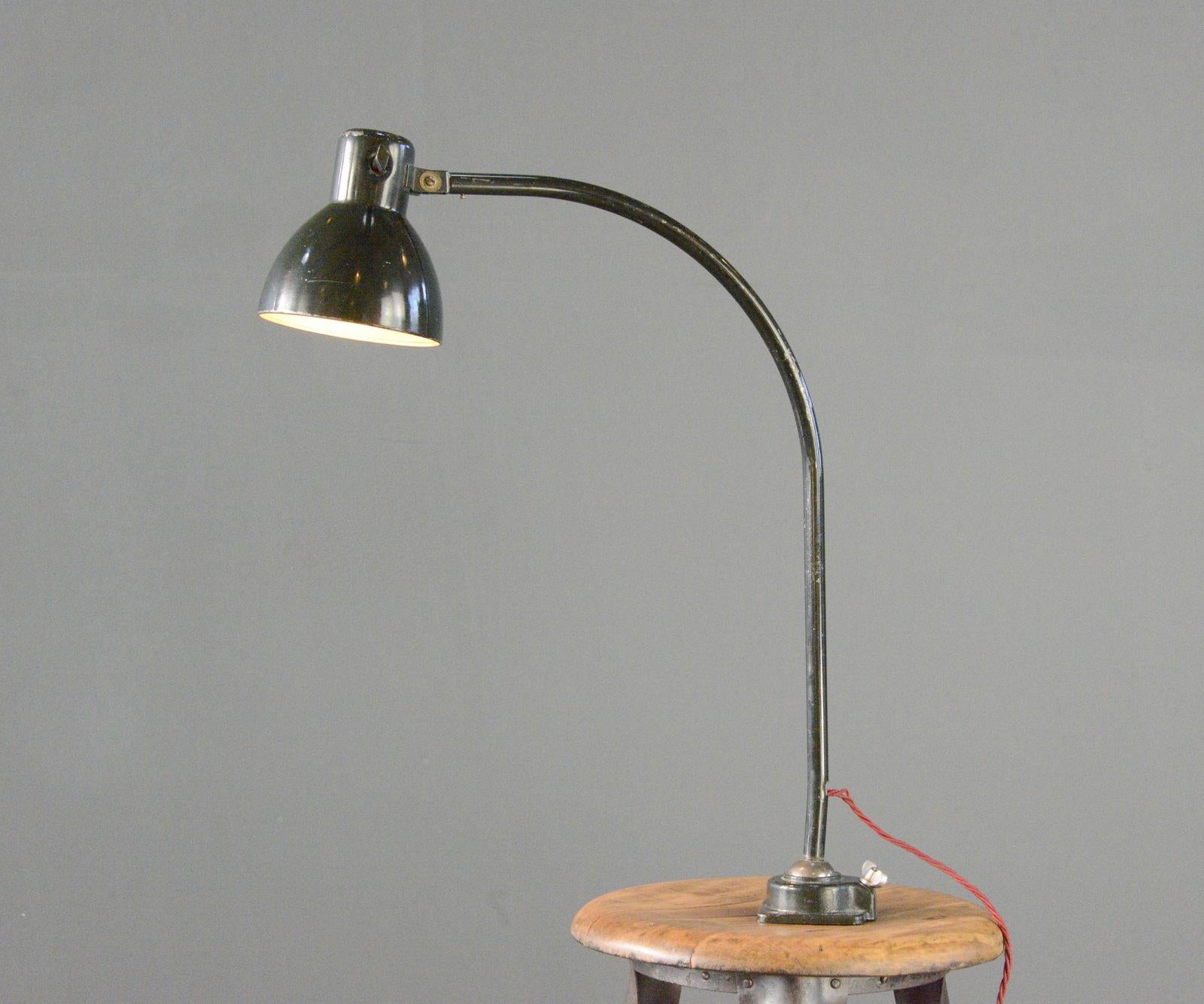 Lampada da tavolo Kandem 741 K30 circa anni '30

- Vernice originale verde scuro
- Paralume in acciaio
- Braccio e paralume articolati
- Interruttore a levetta on/off sul paralume
- Prodotto da Korting e Mathiesen, Lipsia
- Model 741 K30
- Tedesco ~