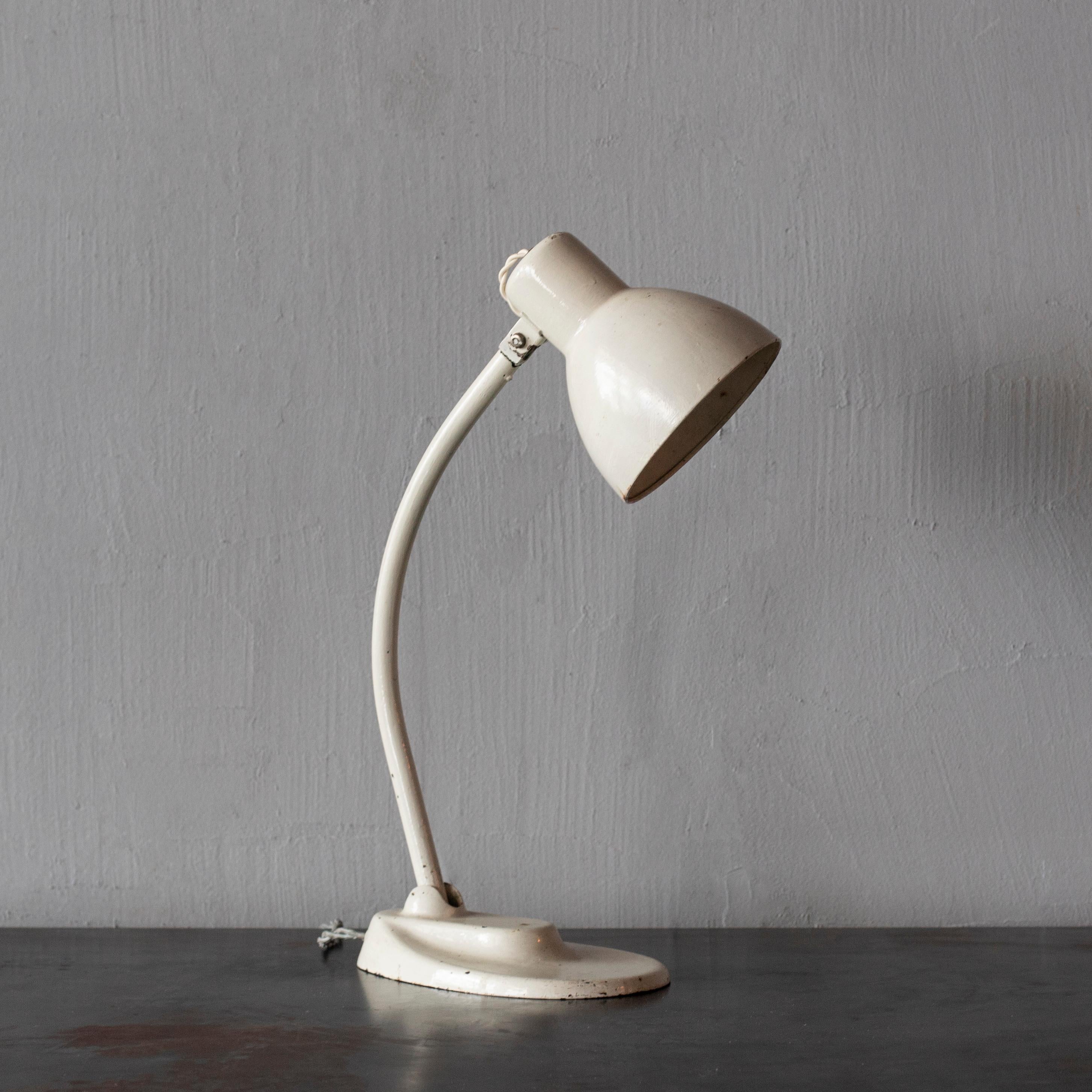 Kandem desk lamp, 1930s, Germany

Iron base with articulated arm and shade in original white paint.
Designed by Marianne Brandt & Hin Bredendieck, produced by Korting & Mathiesen.

Rewired. E26 socket.