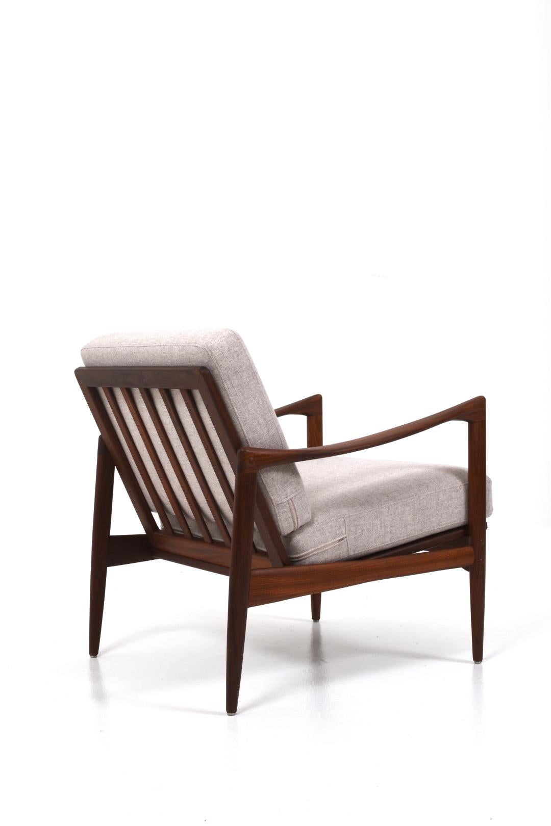 Kandidaten is a very elegant armchair design by Ib Kofod Larsen.
The armchair is from the 60s, but in very good condition as we have upholstered it. We have sanded and oiled the teak frame. There are new Fagas band at the bottom which gives