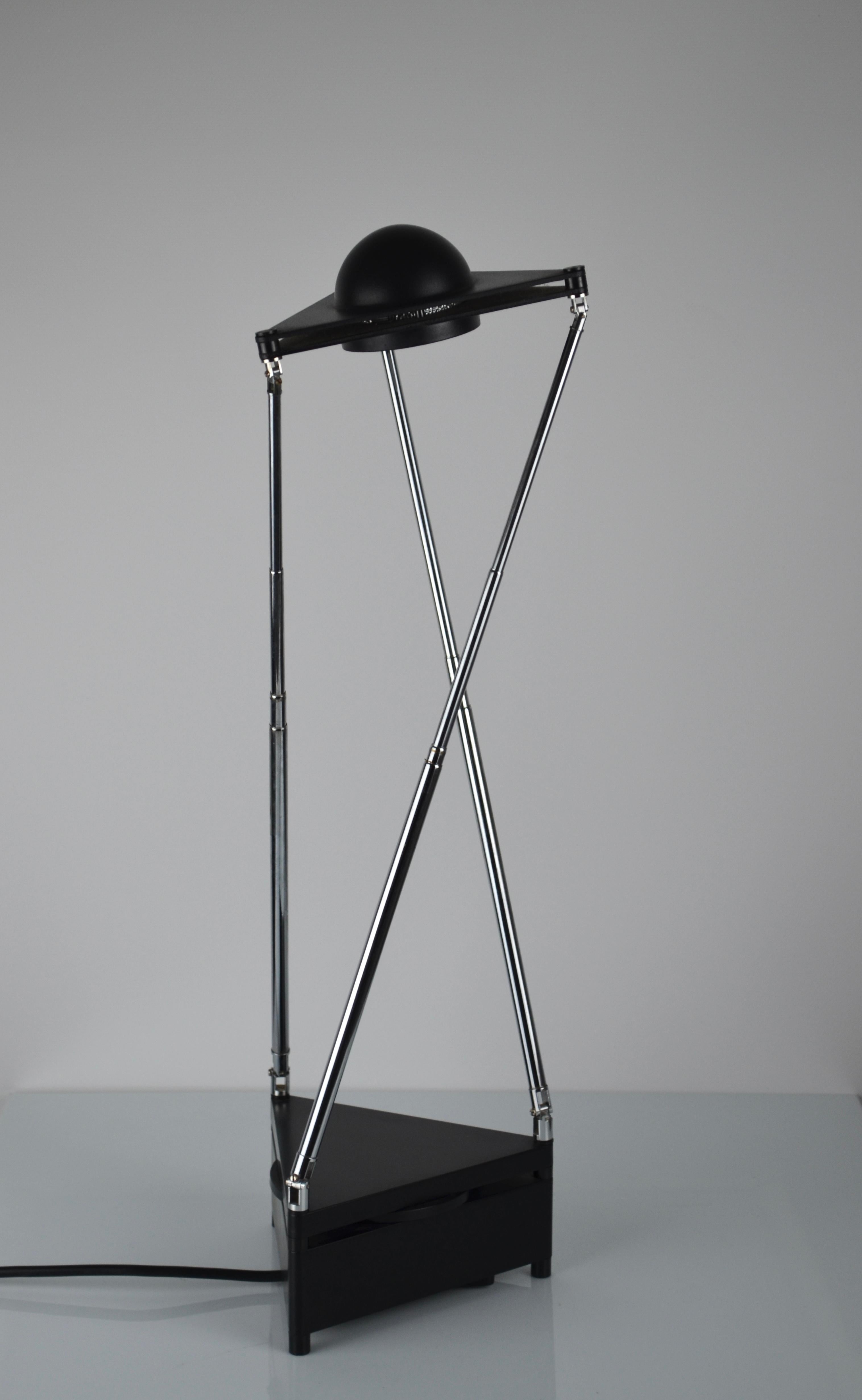 Kandido lamp by Ferdinand Alexander Porsche for Luci, with 3 telescopic extendable antenna arms in chrome
Design from the 1980s
Many possible positions
Can have 2 light intensities
Adjustable height from 33 to 83 cm