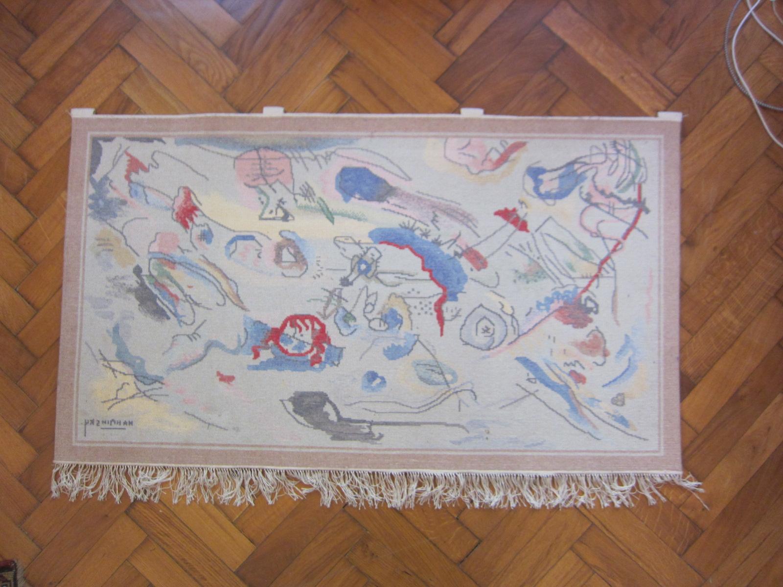 Première aquarelle abstraite de Kandinsky (1913) reproduction d'un cintre de tapis
tapis en très bon état, pile en parfait état et couleur aussi éclatante que lors de la fabrication. 
le sujet est une reproduction de la célèbre première aquarelle de