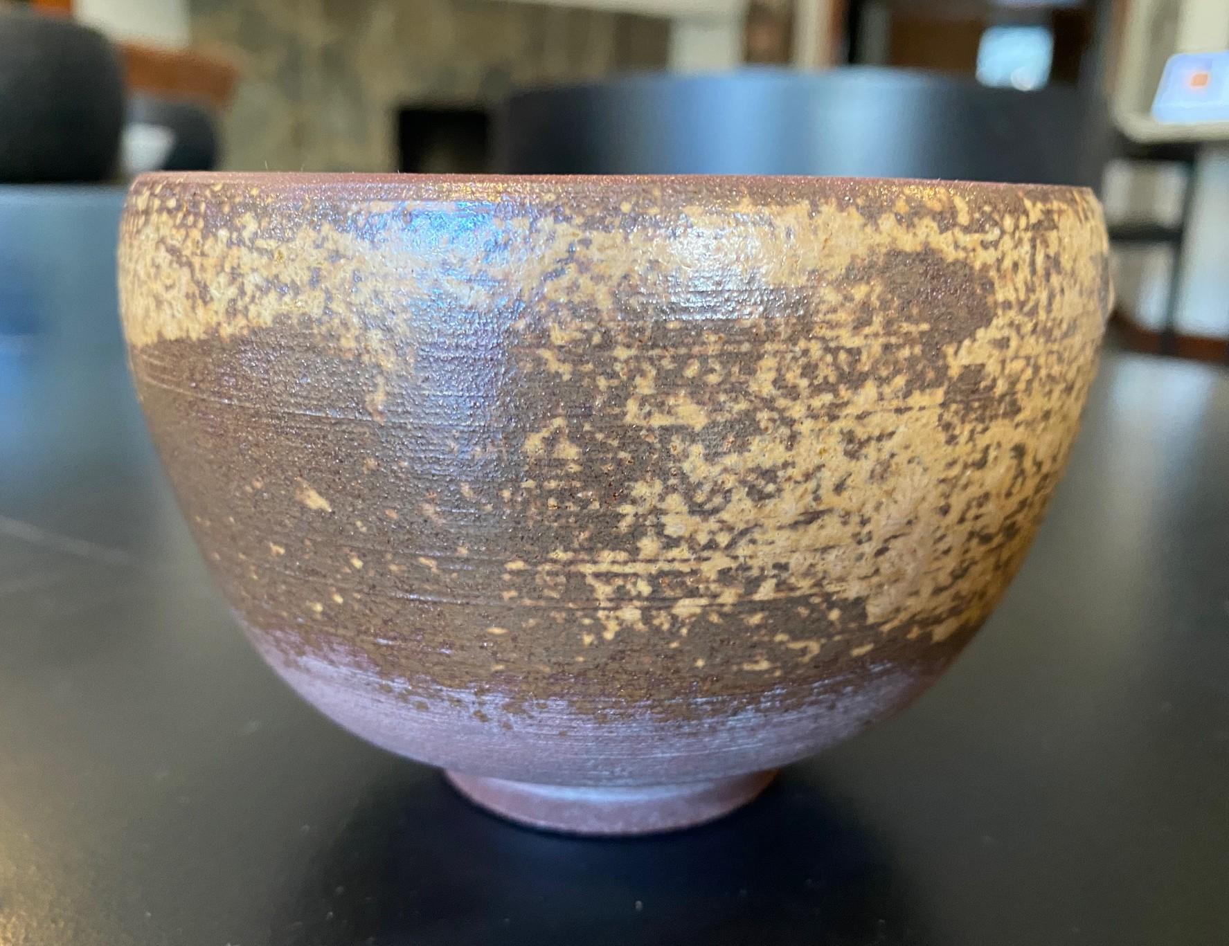 Kaneshige Toyo Japanese National Treasure Signed Bizen Pottery Chawan Tea Bowl In Good Condition For Sale In Studio City, CA