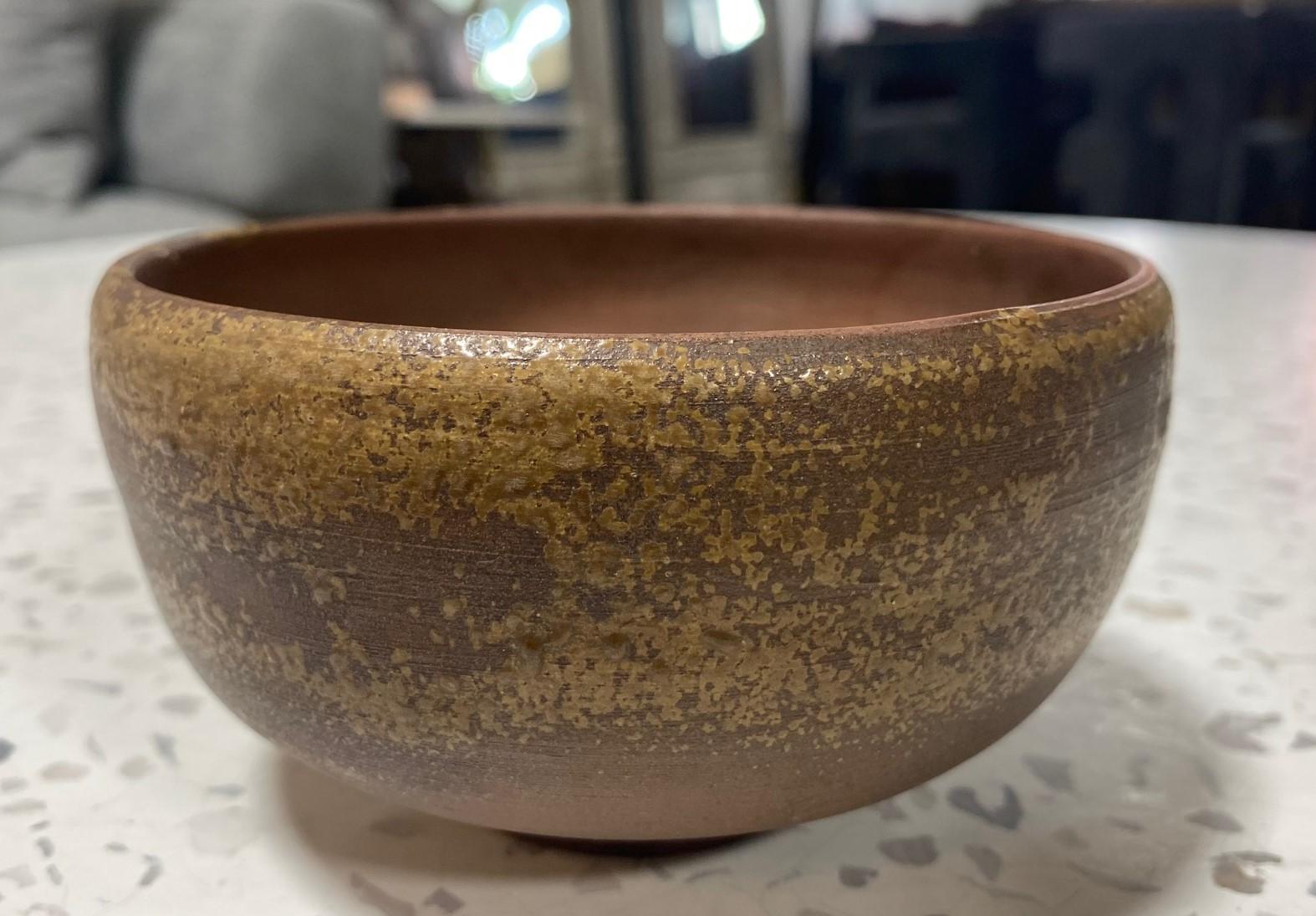 Kaneshige Toyo National Treasure Signed Japanese Bizen Pottery Chawan Tea Bowl In Good Condition For Sale In Studio City, CA