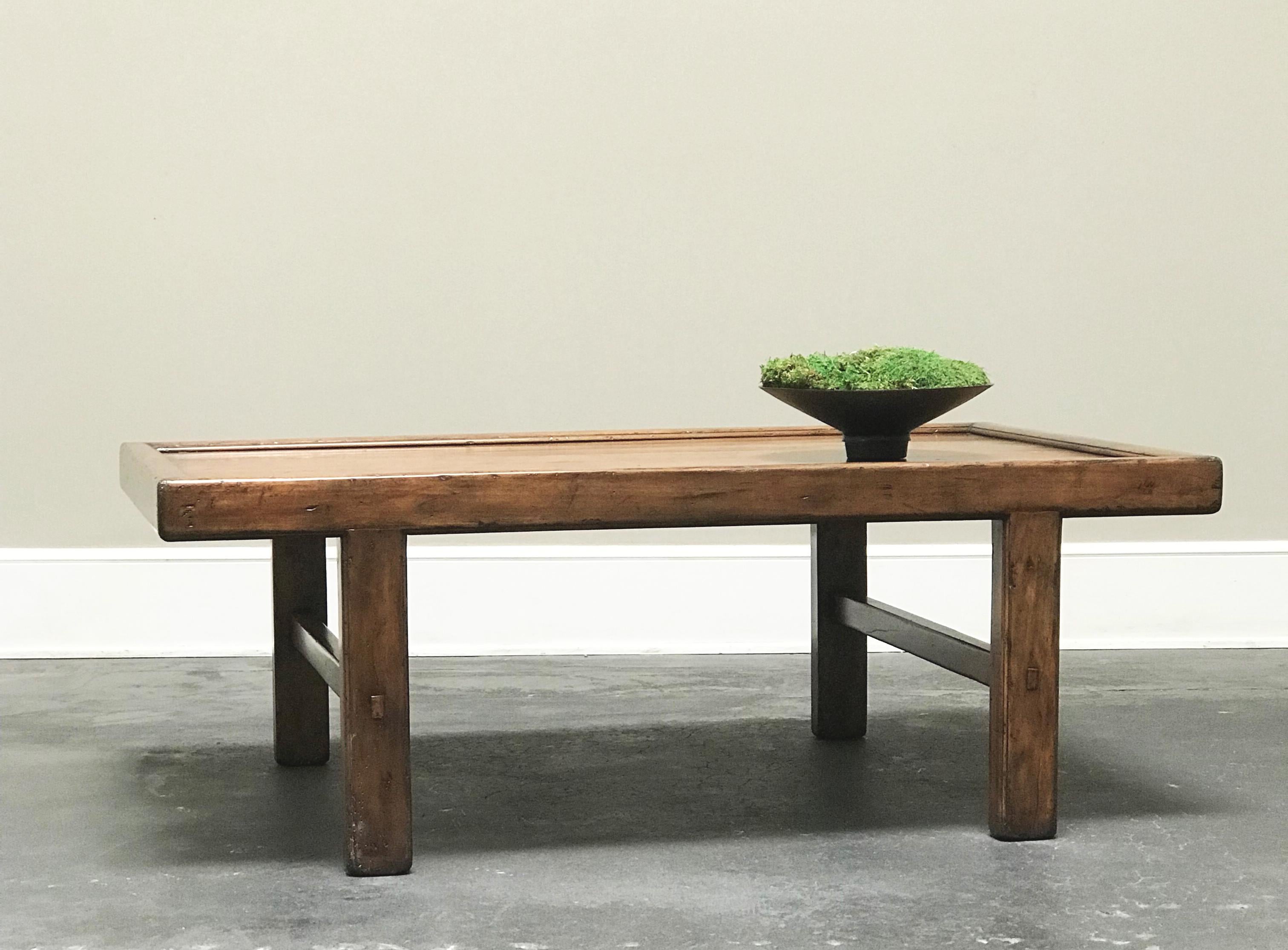 Notre interprétation d'une table kang chinoise du XIXe siècle. Des brancards simples et épurés sur quatre pieds droits. Même dans la patine et la surface. Délai de livraison de 4 à 6 semaines.
Tailles sur mesure disponibles.