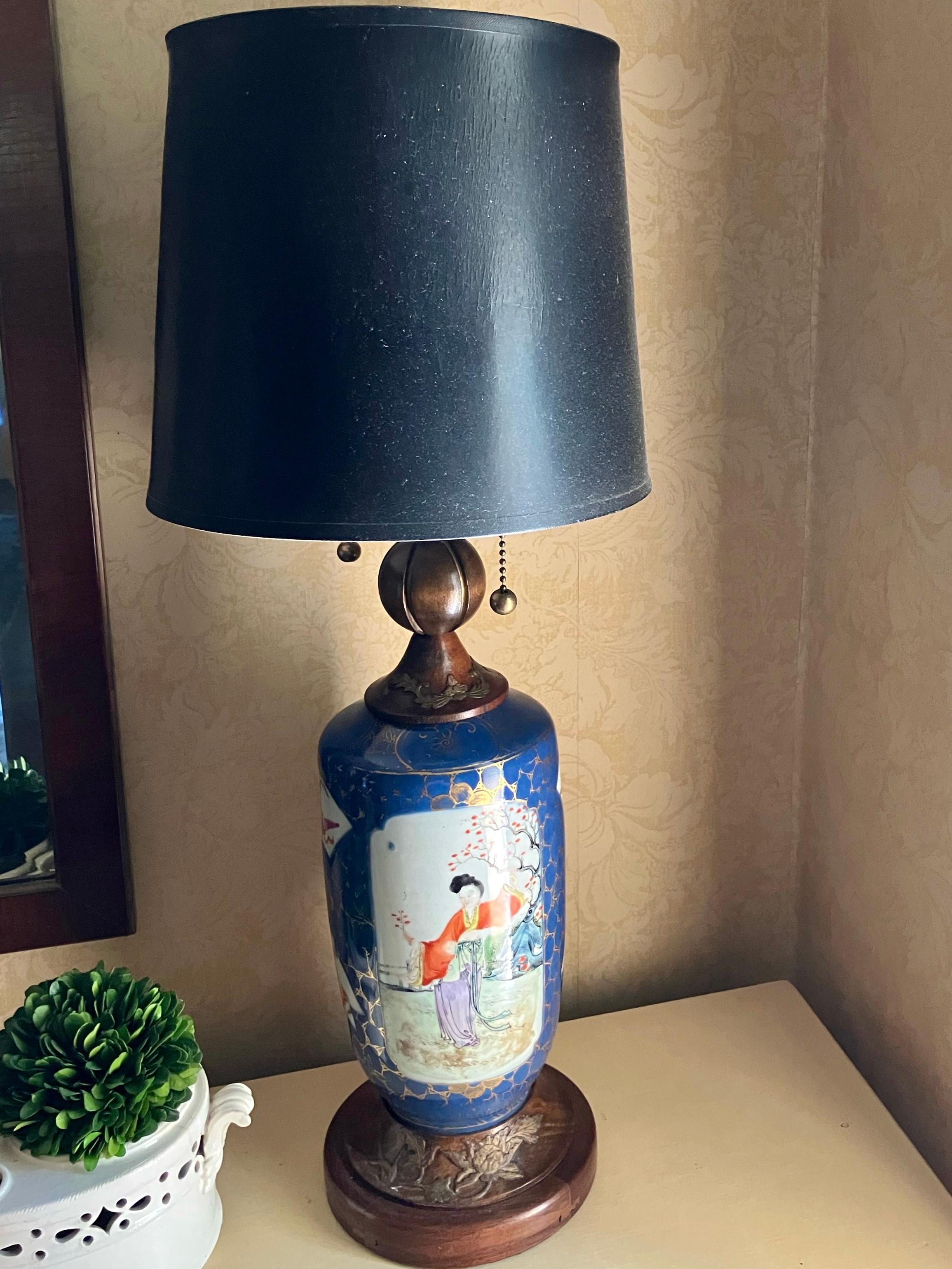 Lampes à vase Kang Xi bleu et doré. Vases chinois anciens en bleu poudre avec des motifs dorés et des fleurs bordant des réserves avec d'autres décorations florales de vases et deux grands panneaux avec des femmes élégamment vêtues cueillant des