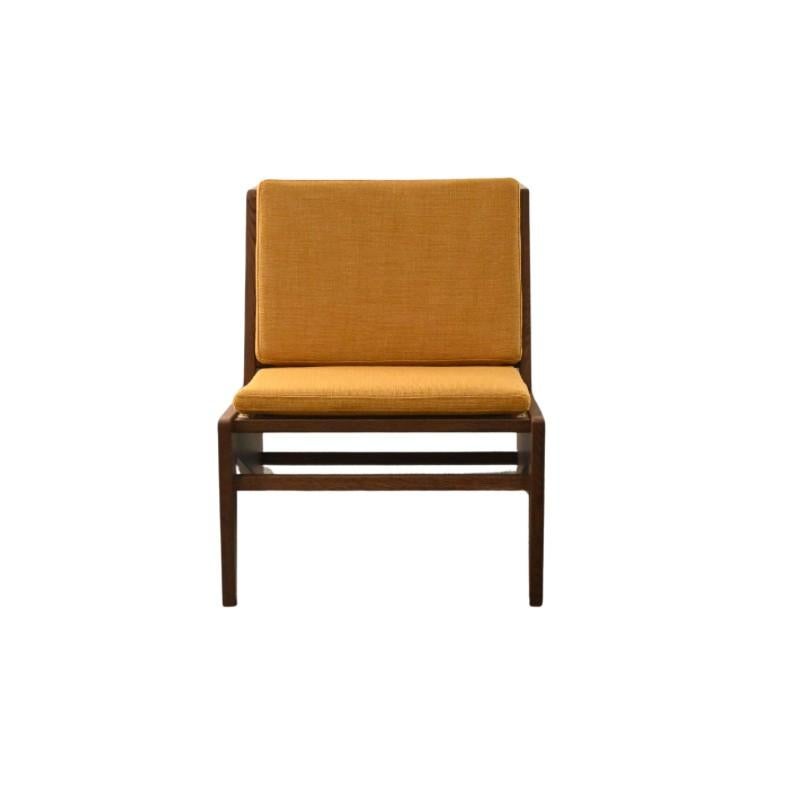 Kangaroo chair , Hommage A Pierre Jeanneret, by Cassina

-A design armchair known for its minimalist lines and unpretentious materials, poised between modern European ideals and the traditional Indian spirit. 
-Set into the oak wood frame, the