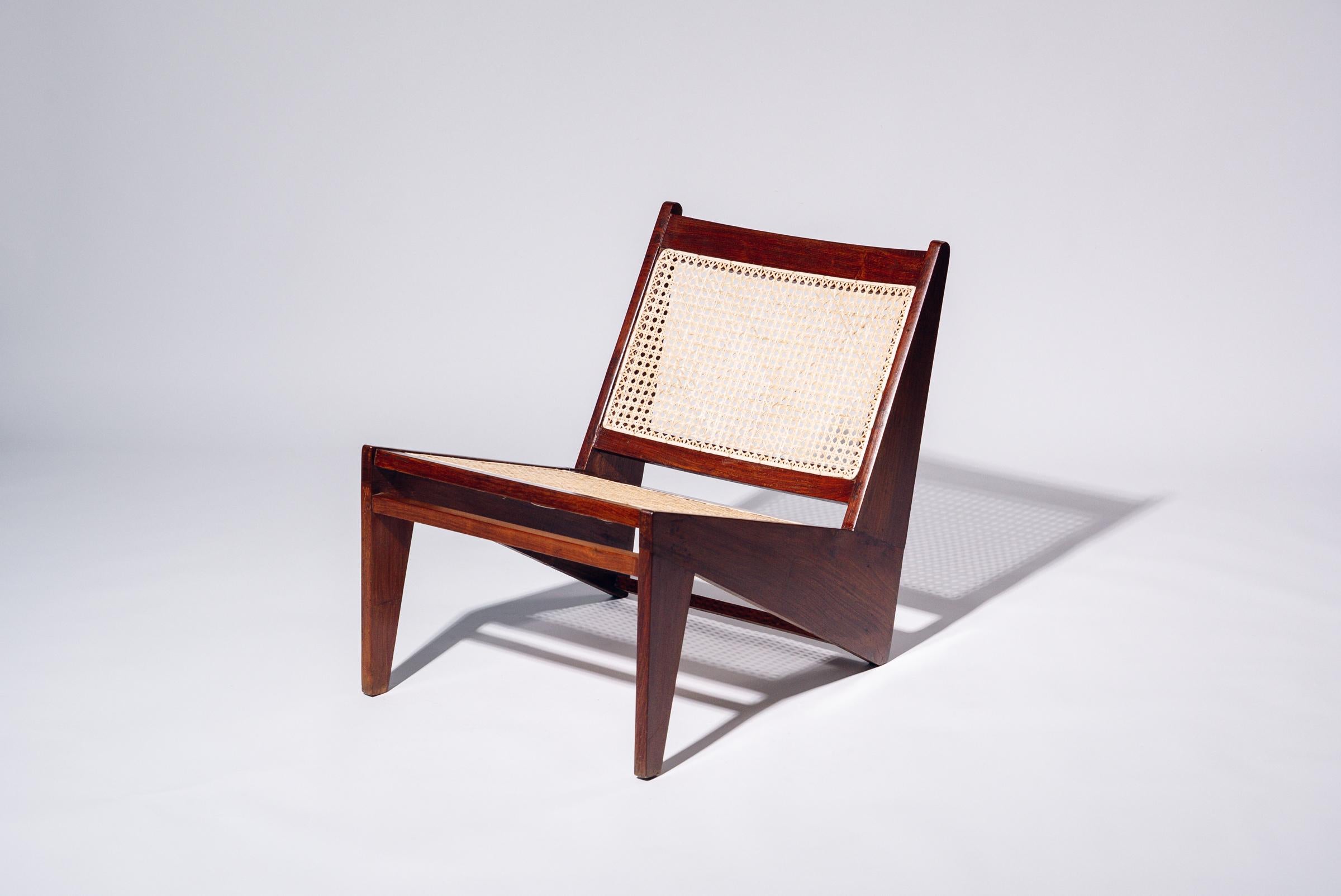 Ein authentisches Stück aus der Mitte des Jahrhunderts aus dem legendären Auftrag von Pierre Jeanneret für Chandigarh. Gestell aus Teakholz mit handgeflochtener Sitzfläche und Rückenlehne aus Bambus-Rattan.