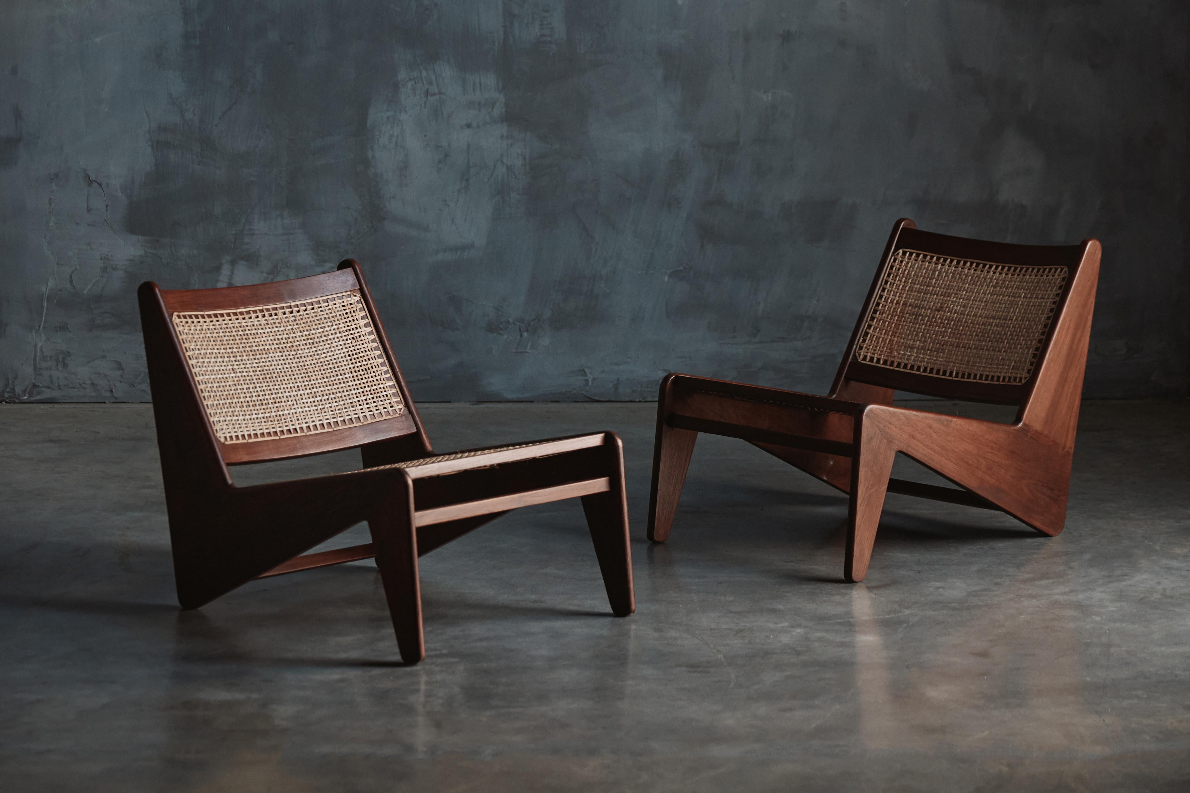 Sillas canguro diseñadas por Pierre Jeanneret para el Hospital General Hall de Chandigarh, fabricadas con teca maciza y caña trenzada de forma intrincada. Estas sillas icónicas se convirtieron en parte integrante del paisaje mobiliario de la ciudad,