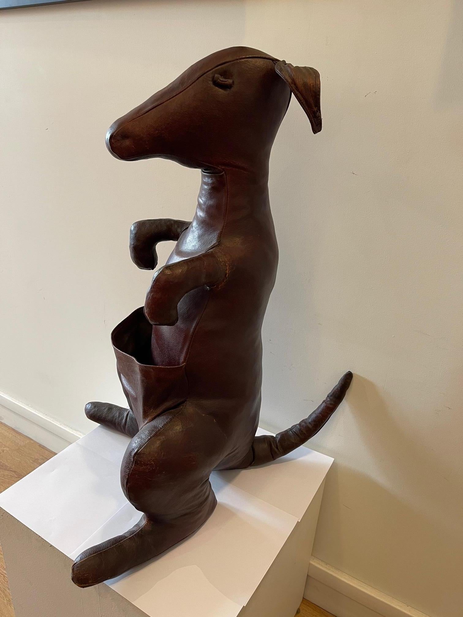 Kangaroo aus Leder von Dimitri Omersa, Großbritannien, 1960er Jahre im Zustand „Relativ gut“ in Paris, FR