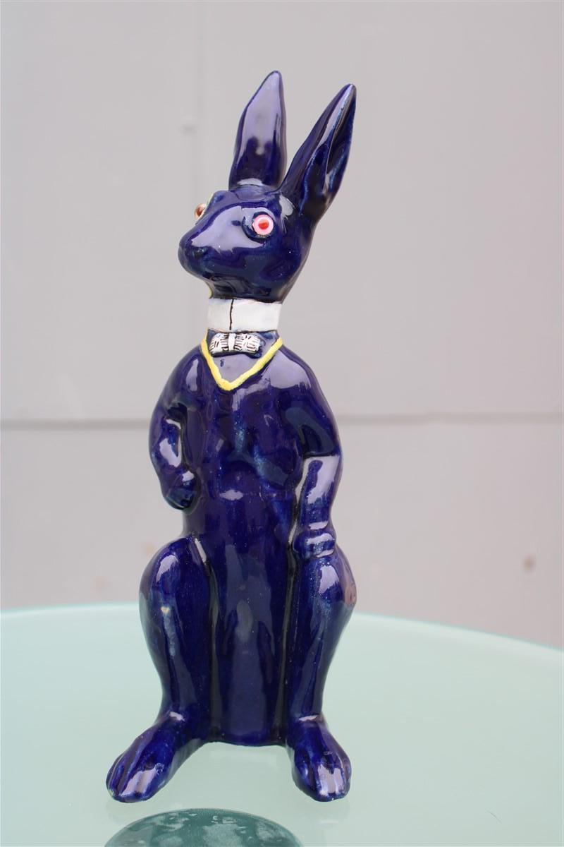 Kangourou avec lentille de sculpture en céramique émaillée bleu cobalt.