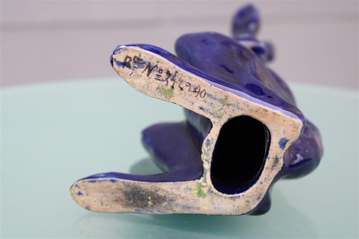 Milieu du XXe siècle Lene Kangourou avec lentille de sculpture en céramique émaillée bleu cobalt en vente