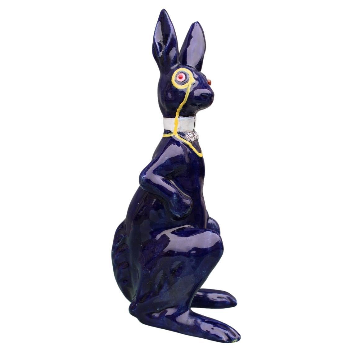 Lene Kangourou avec lentille de sculpture en céramique émaillée bleu cobalt en vente