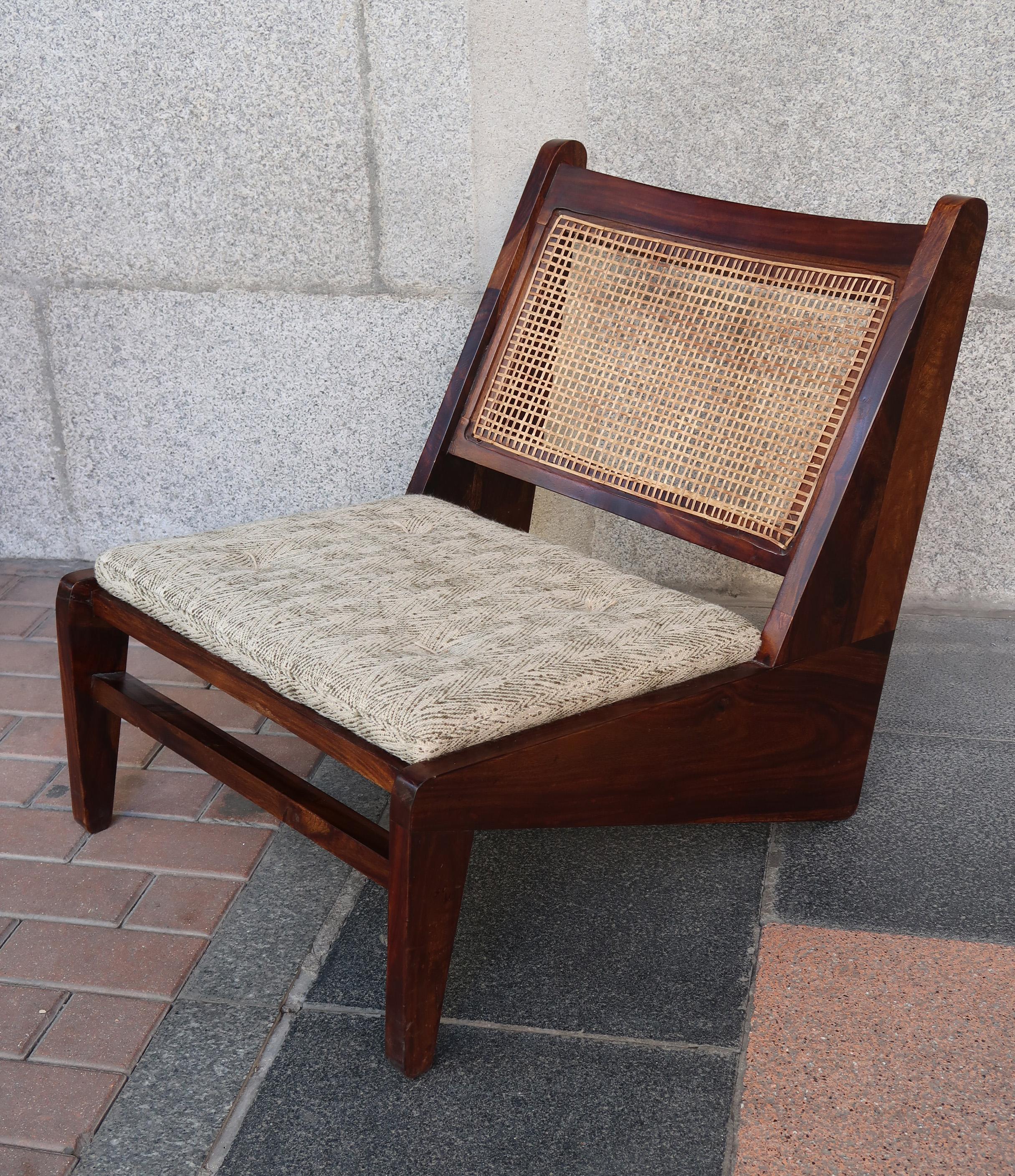 Kangourou lounge chair in the style of Jeanneret, Chandigarh, India, 20th century. A rosewood and bamboo lounge chair.