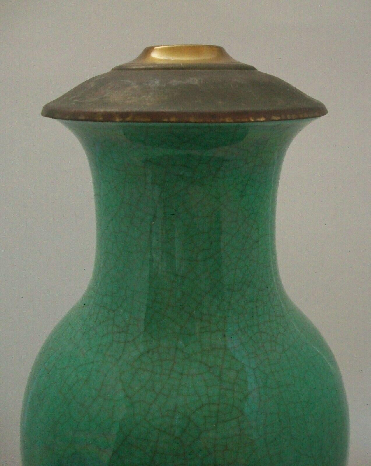Chinois Vase/lampe balustre Kangxi vert pomme à glaçure craquelée, Chine, début du 18e siècle en vente
