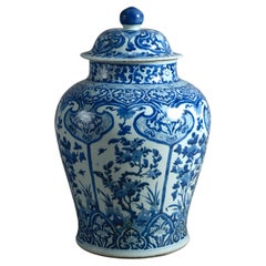 Vase et couvercle balustre Kangxi bleu et blanc
