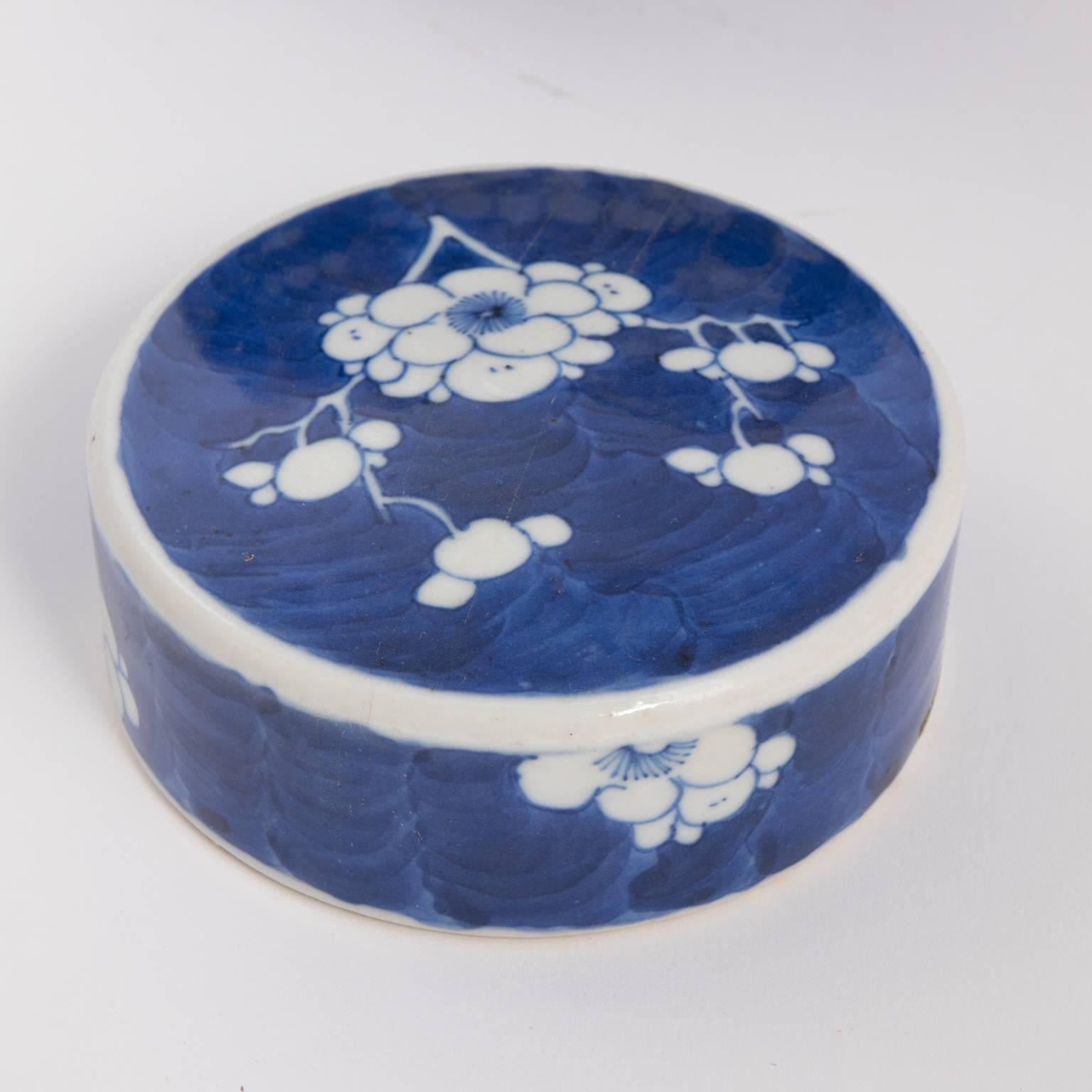 Beautiful lidded ginger jar, 10 inches tall with the lid, 8.5 inches without and 8 inches wide. Well painted blue and white prunus or crackle ice style that started from Kangxi period. Estimated circa 1880.
 