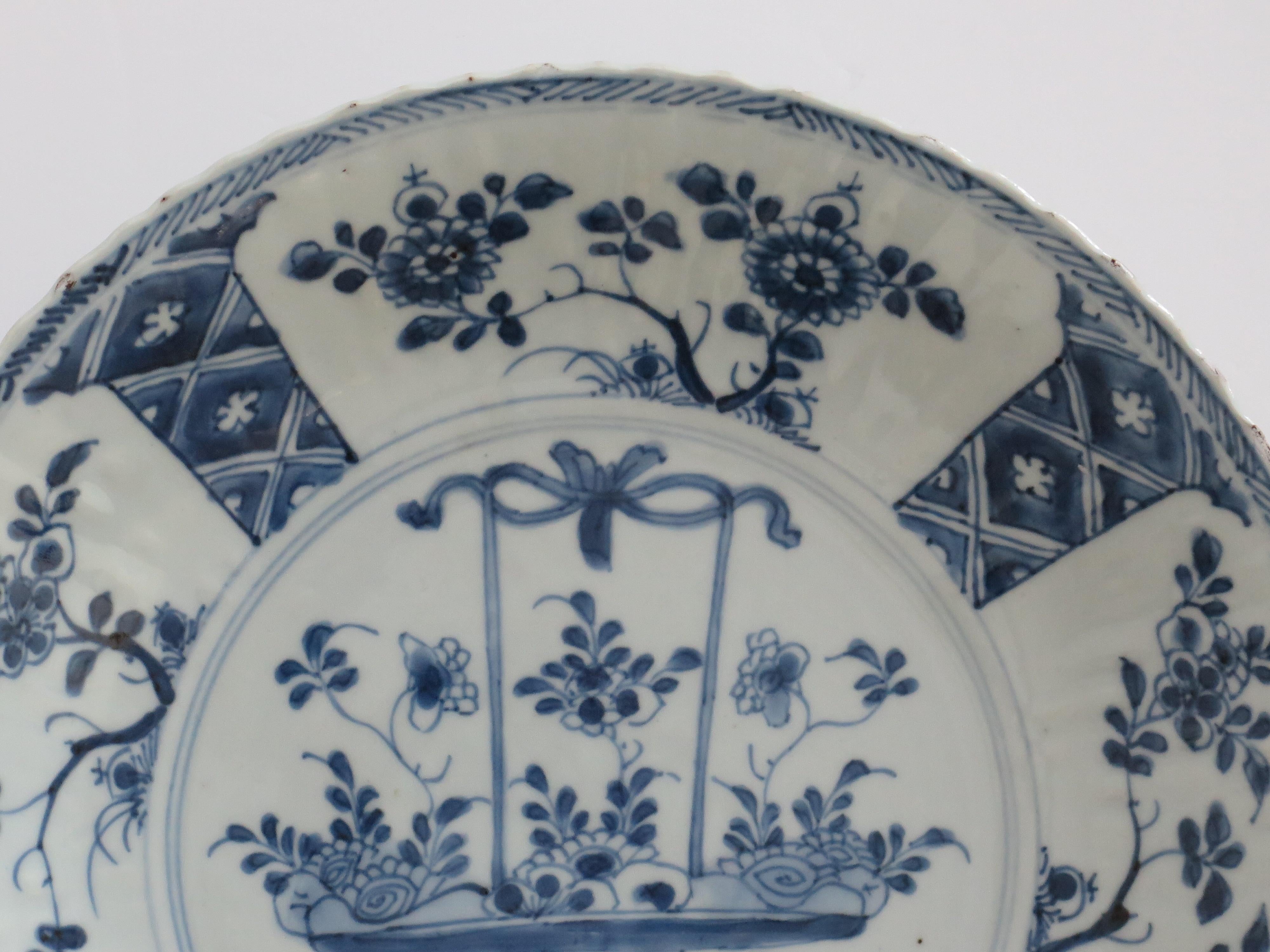 Qing Chinese Large Dish or Plate Porcelain Blue and White, Yongzheng Circa 1730 For Sale